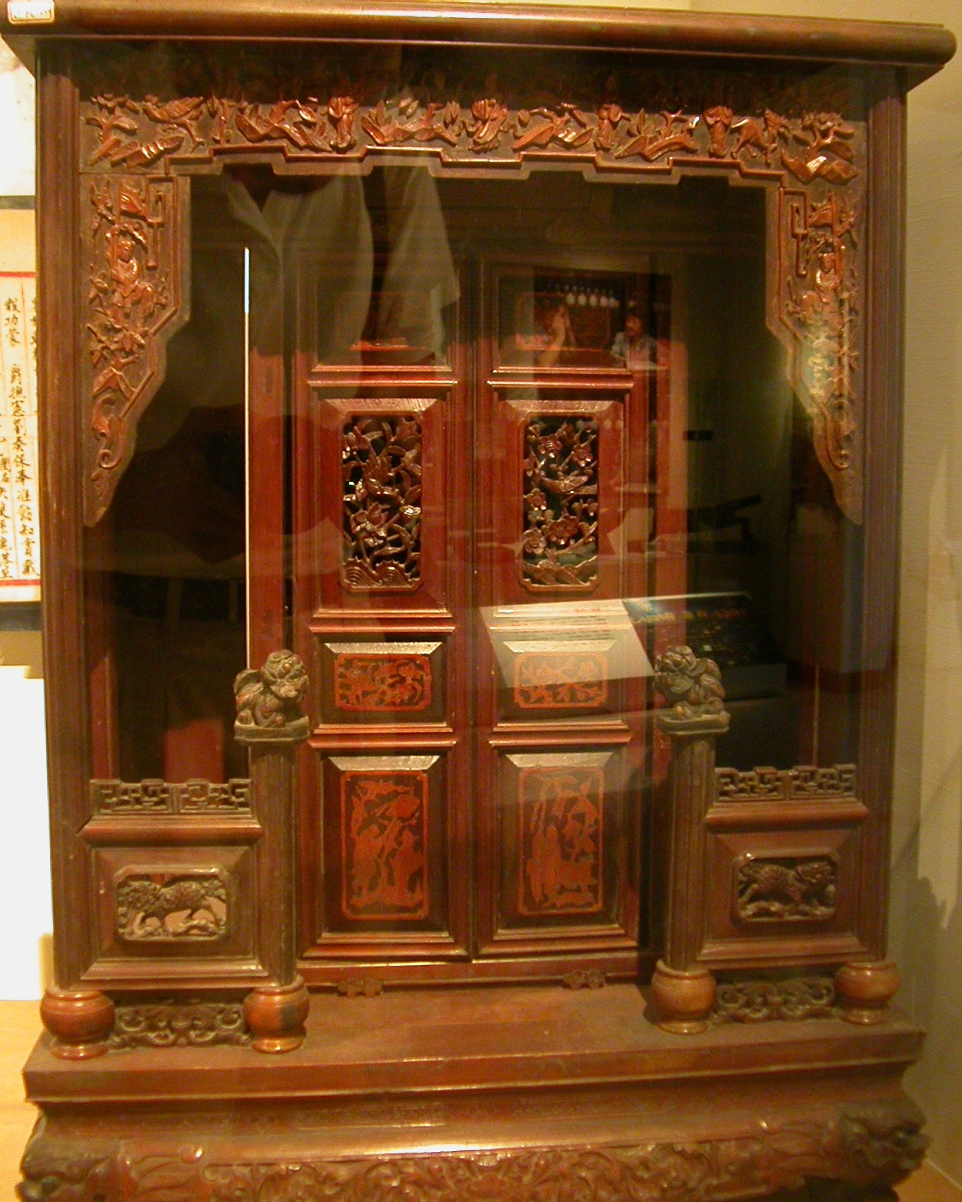 公媽龕（ 臺灣文獻館/ 李駿濤拍攝）