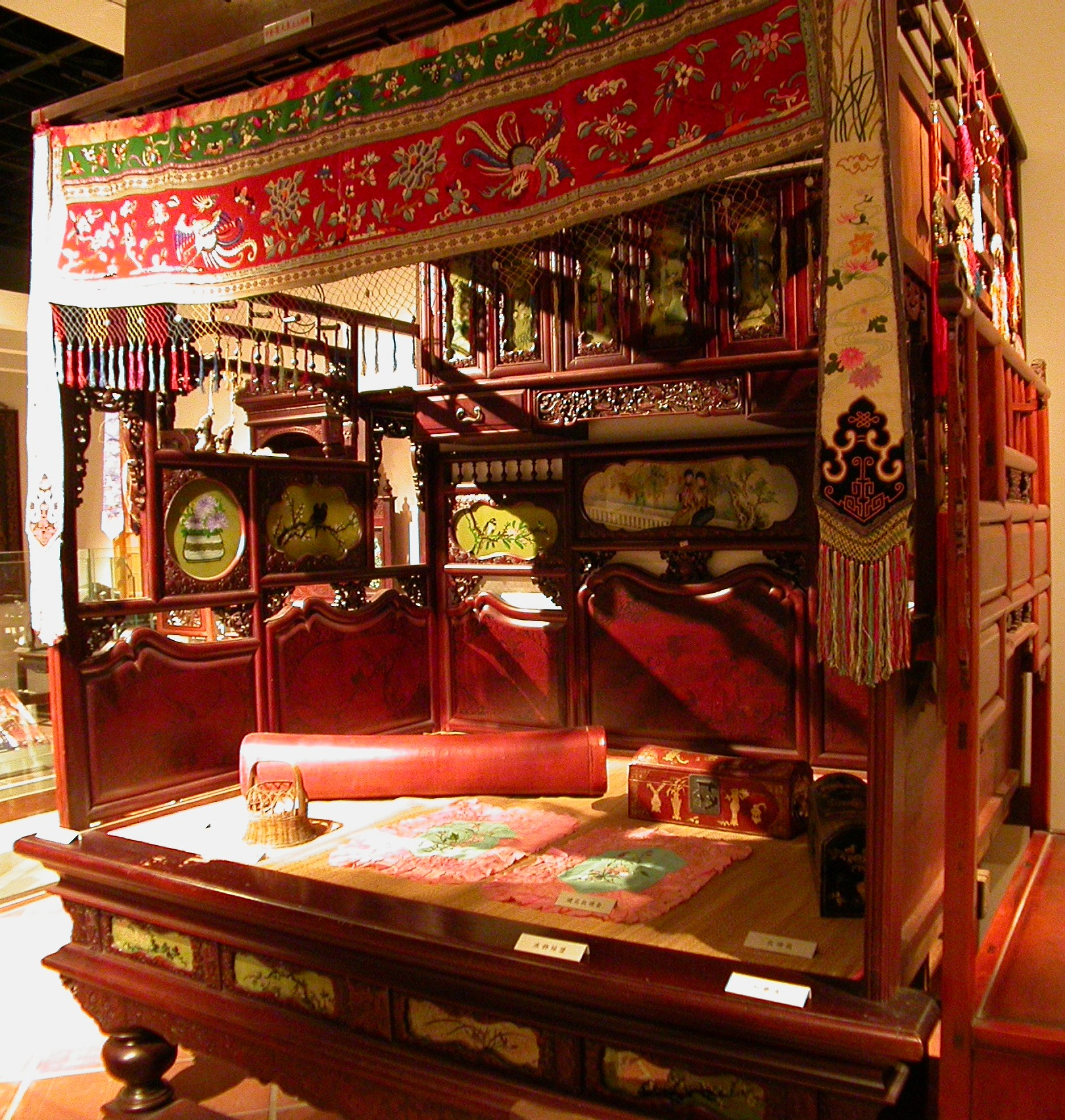 紅眠床（臺灣文獻館藏 李駿濤拍攝）