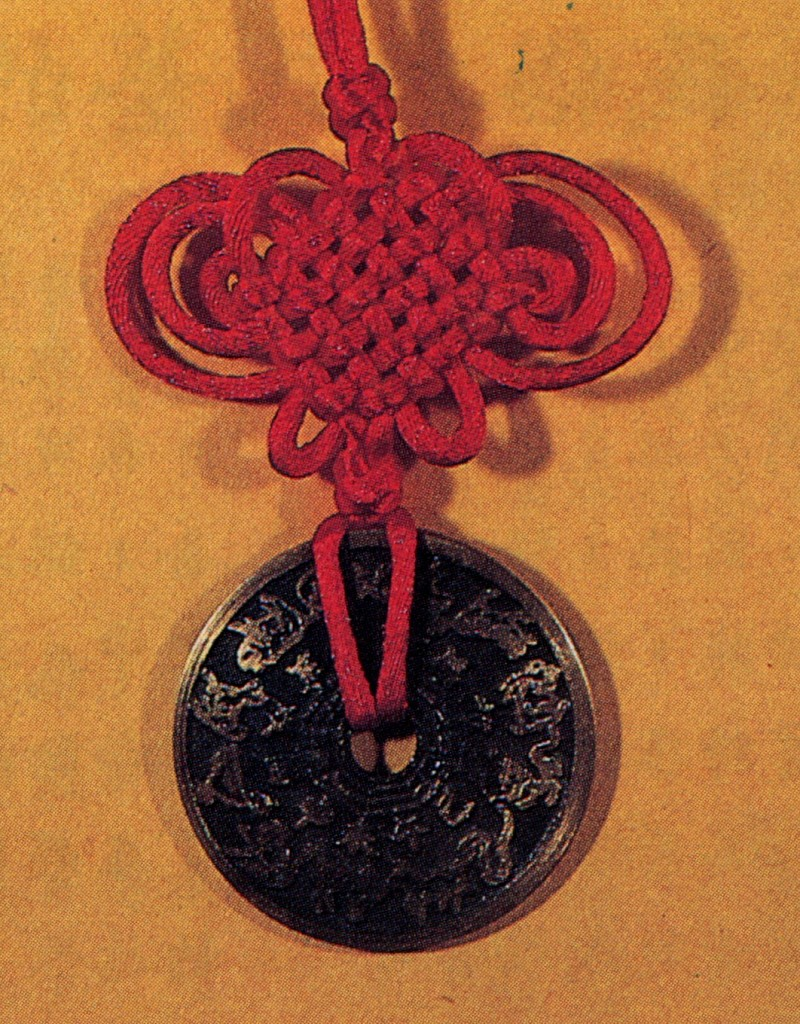 佩掛以護身辟邪的壓歲錢