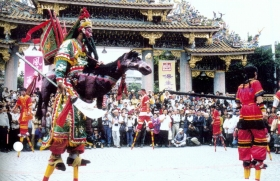 圖1：高蹺陣（摘自《臺灣民俗文物辭彙類編》）