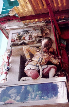 圖：憨番扛廟角（摘自《臺灣民俗文物辭彙類編》）