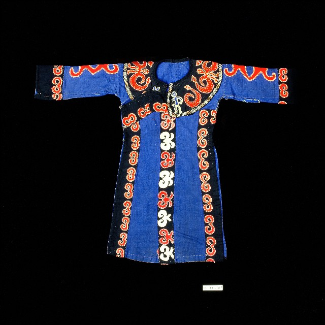 圖1：魯凱族女童長衫（本館館藏，登錄號：19970011444）