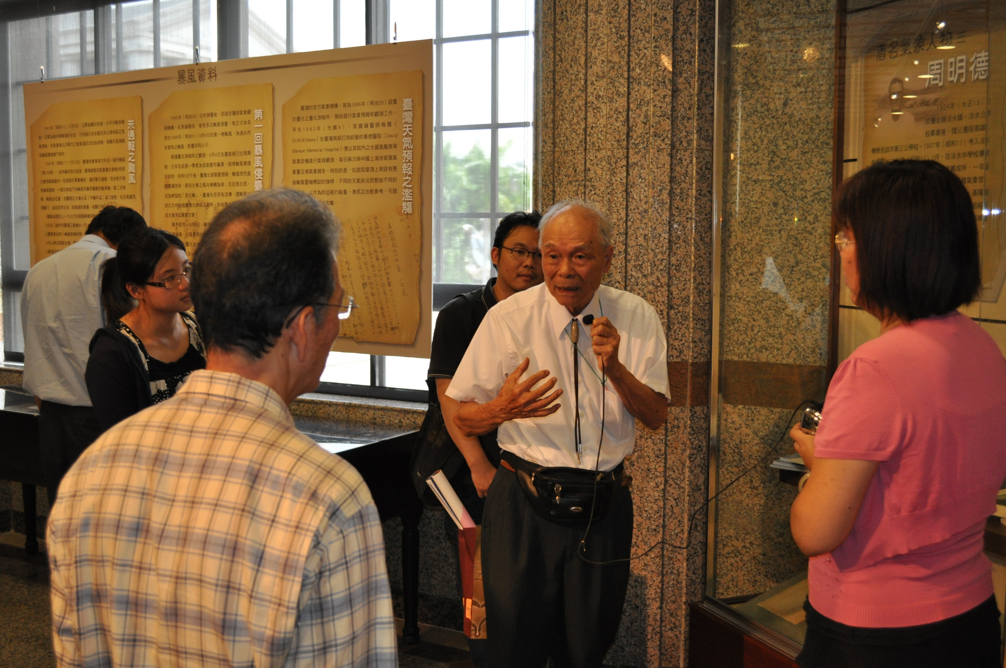 「走過風雨島嶼人民的共同記憶」百年颱風史料特展周明德(右2)現場導覽
