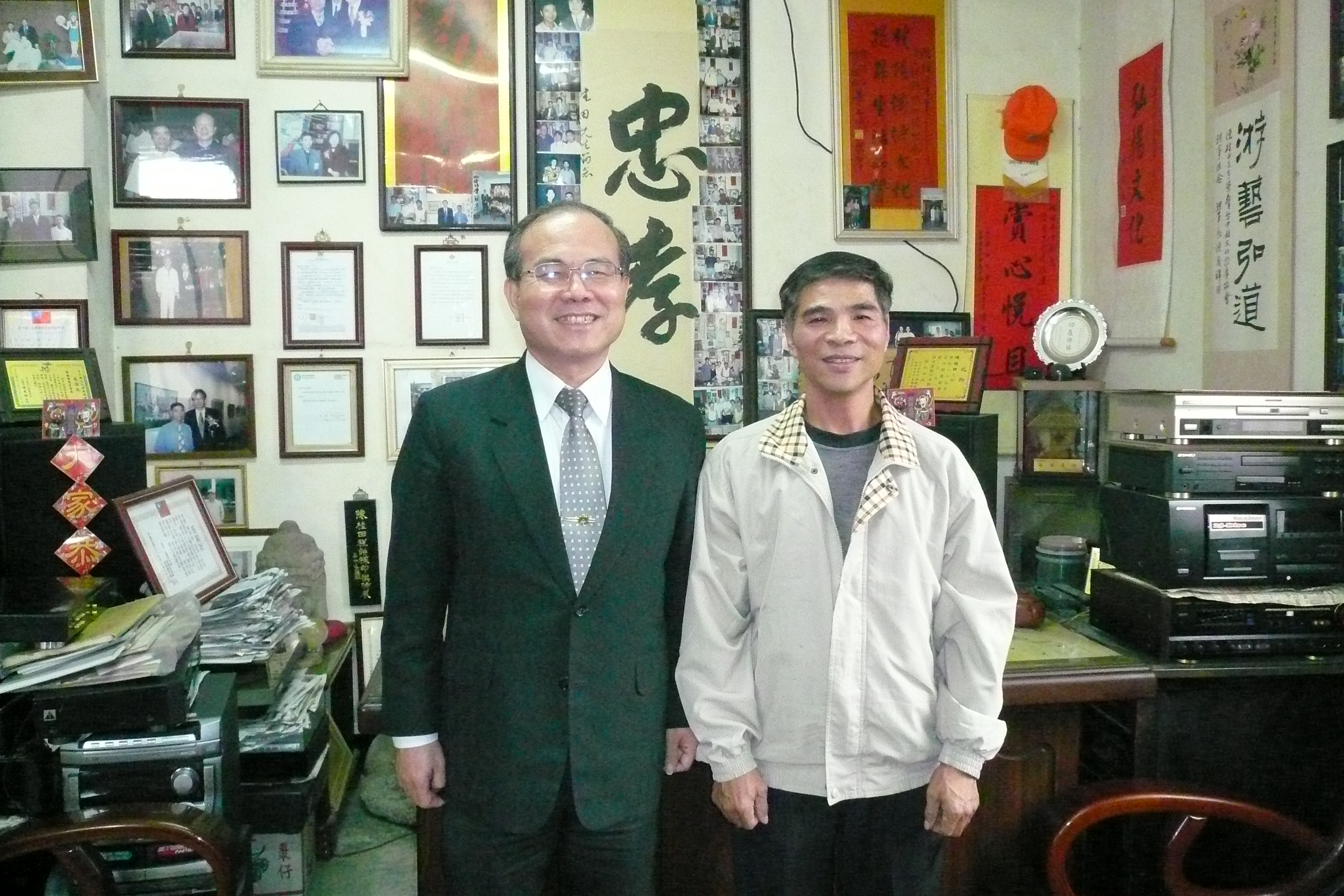 林館長金田(左)拜訪民俗文物收藏家陳桂田先生(右)