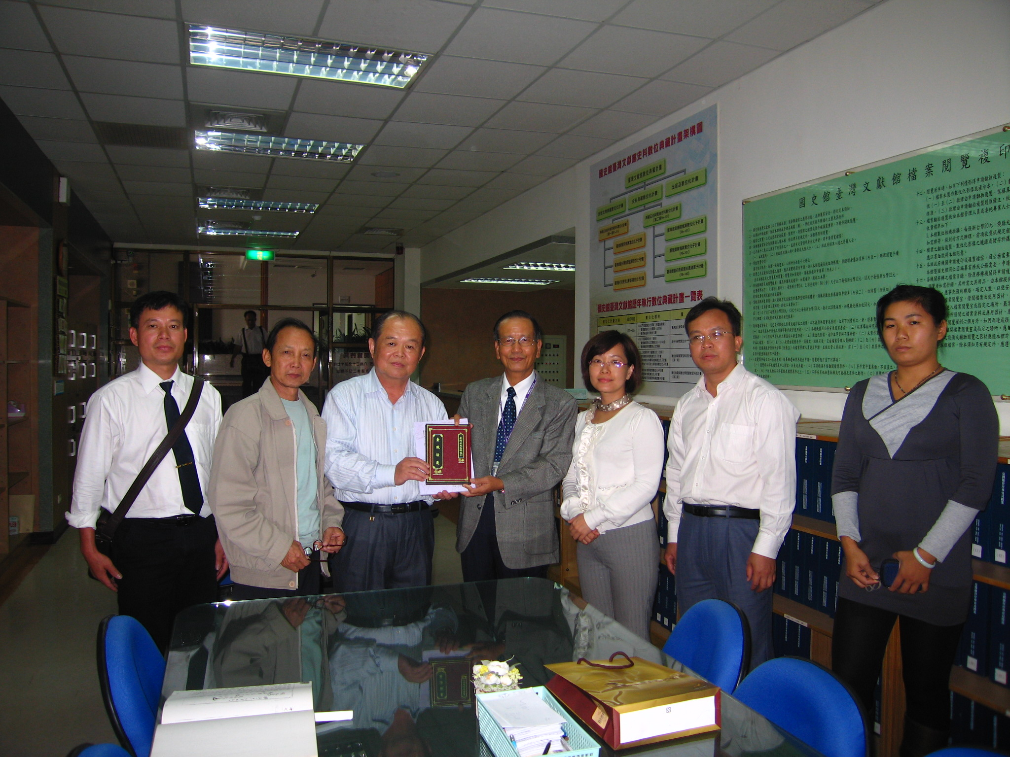 廖副館長志明(中立者)代表本館歡迎參訪並贈送出版品