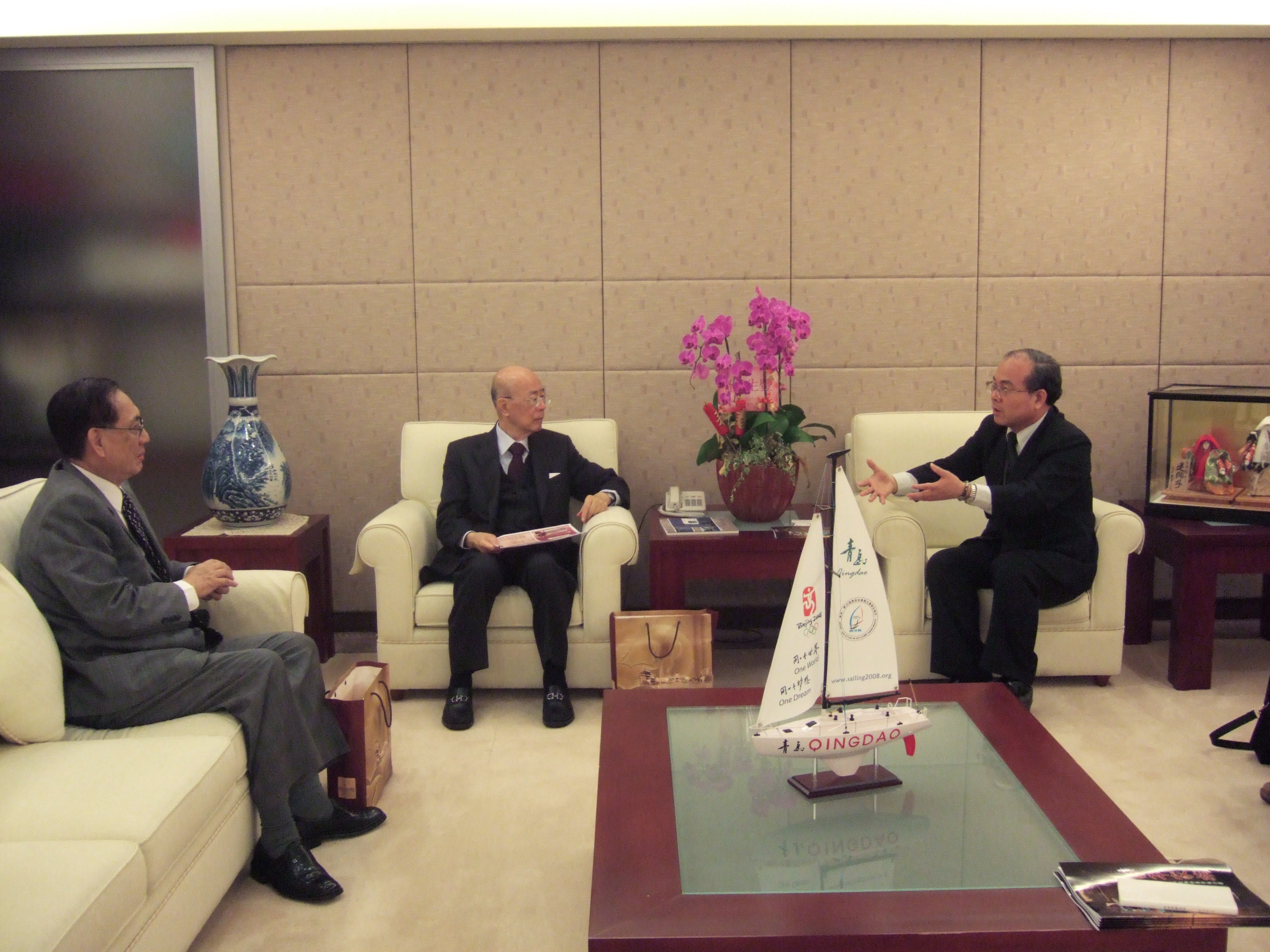 林館長金田拜訪陳董事長田錨（中）、陳董事長田稻（左）