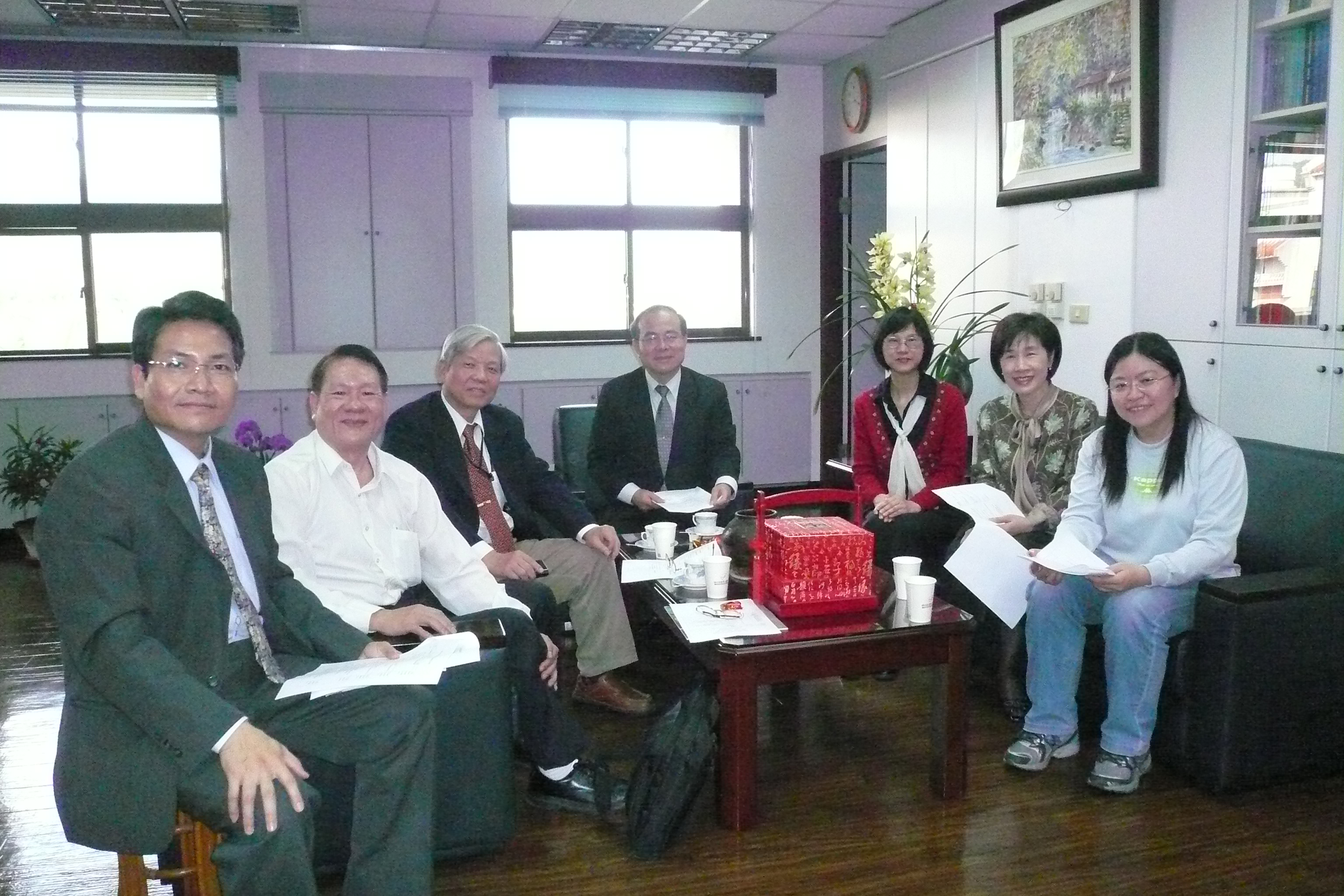 中華檔案暨資訊微縮管理學會楊理事長正寬（左三）蒞館拜訪林館長金田（中）