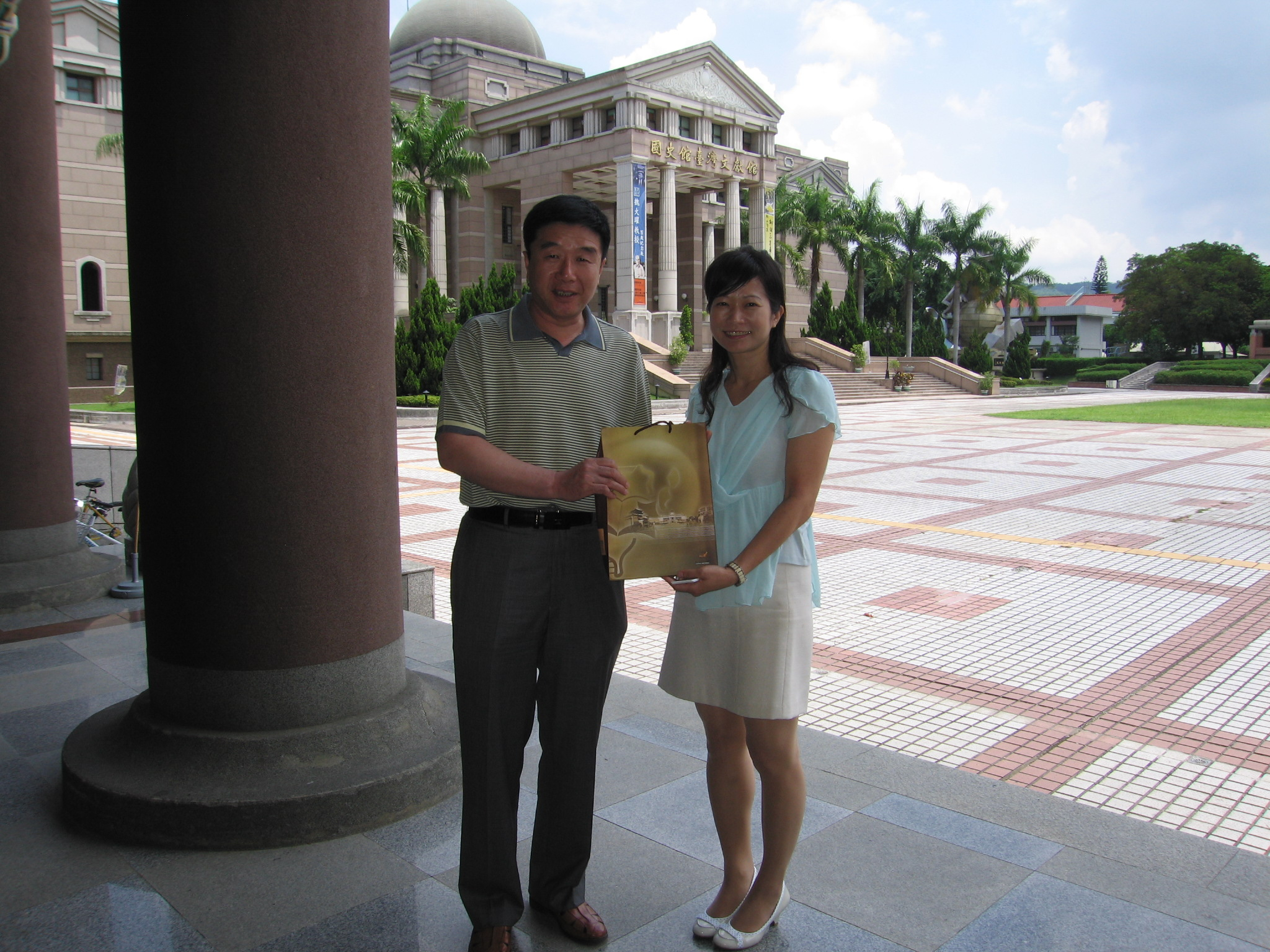 本館歐副館長素瑛(右)贈送南京中山陵園管理局郎副局長大東(左)本館出版品
