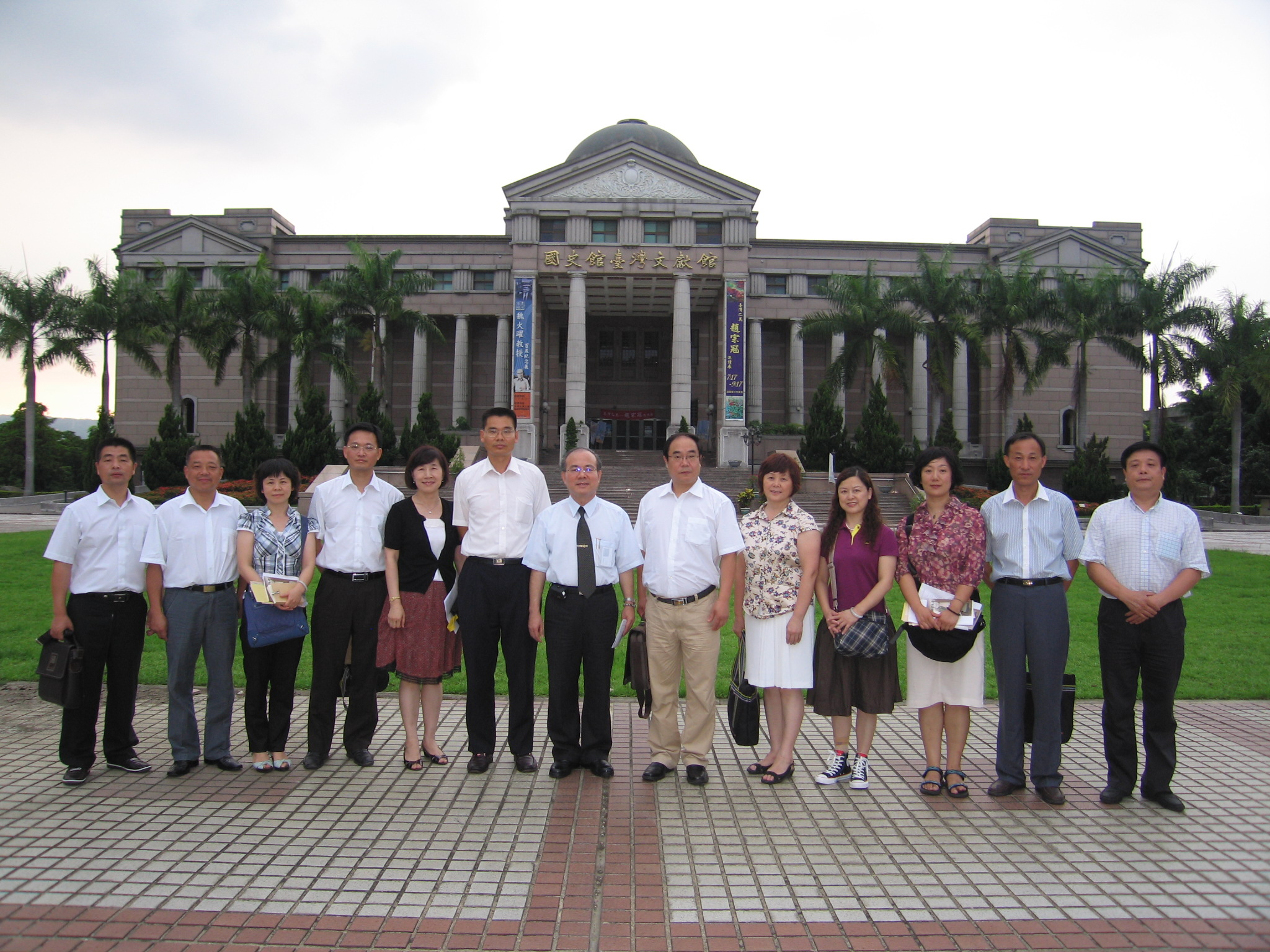 本館林館長金田(左7)與參訪團合影