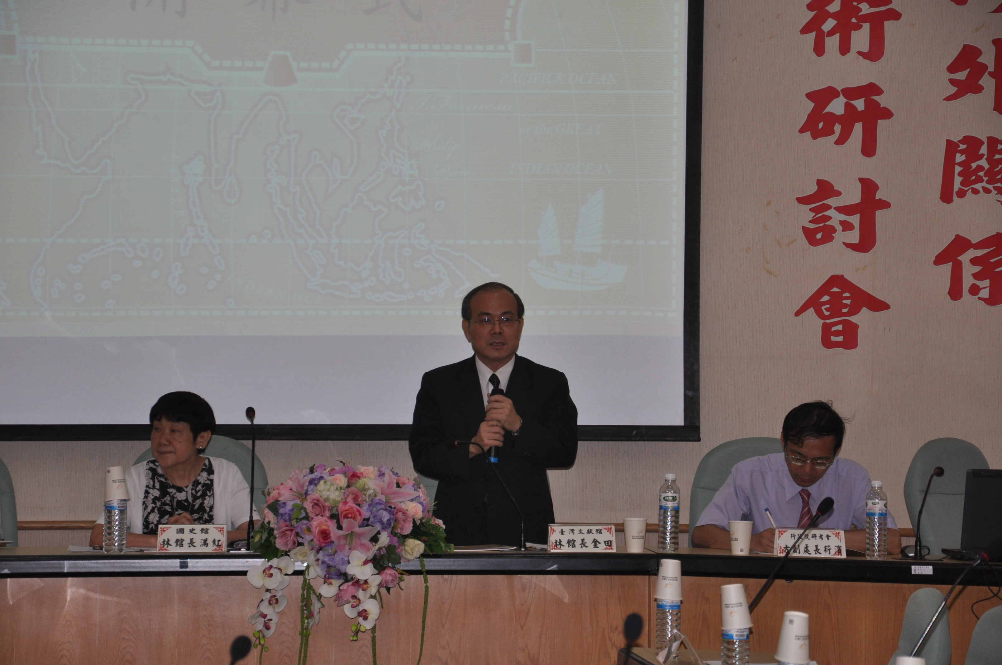 林館長金田(中)主持開幕式