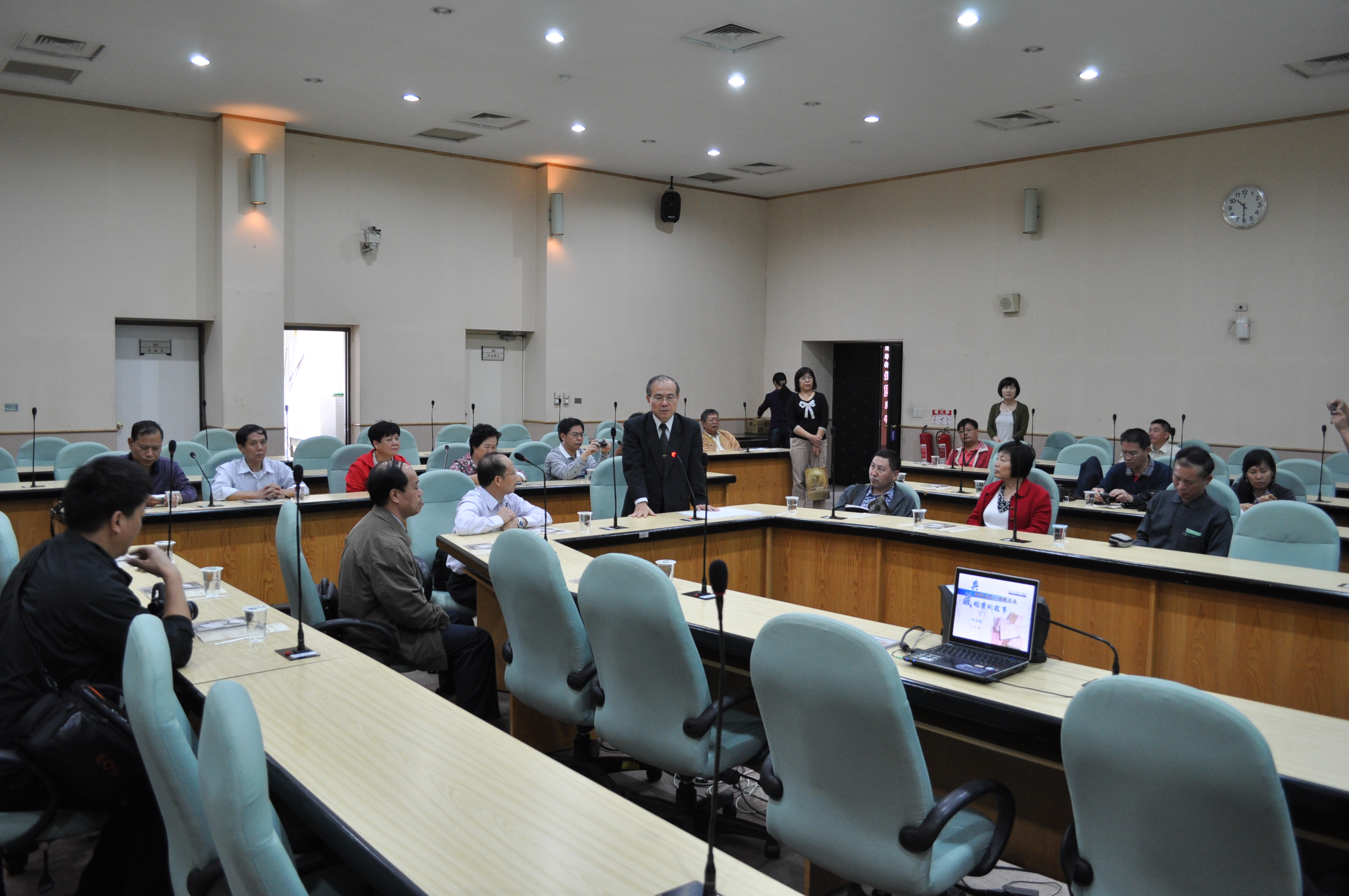 本館林館長金田(立者)與參訪者就兩岸檔案之典藏與應用交流座談