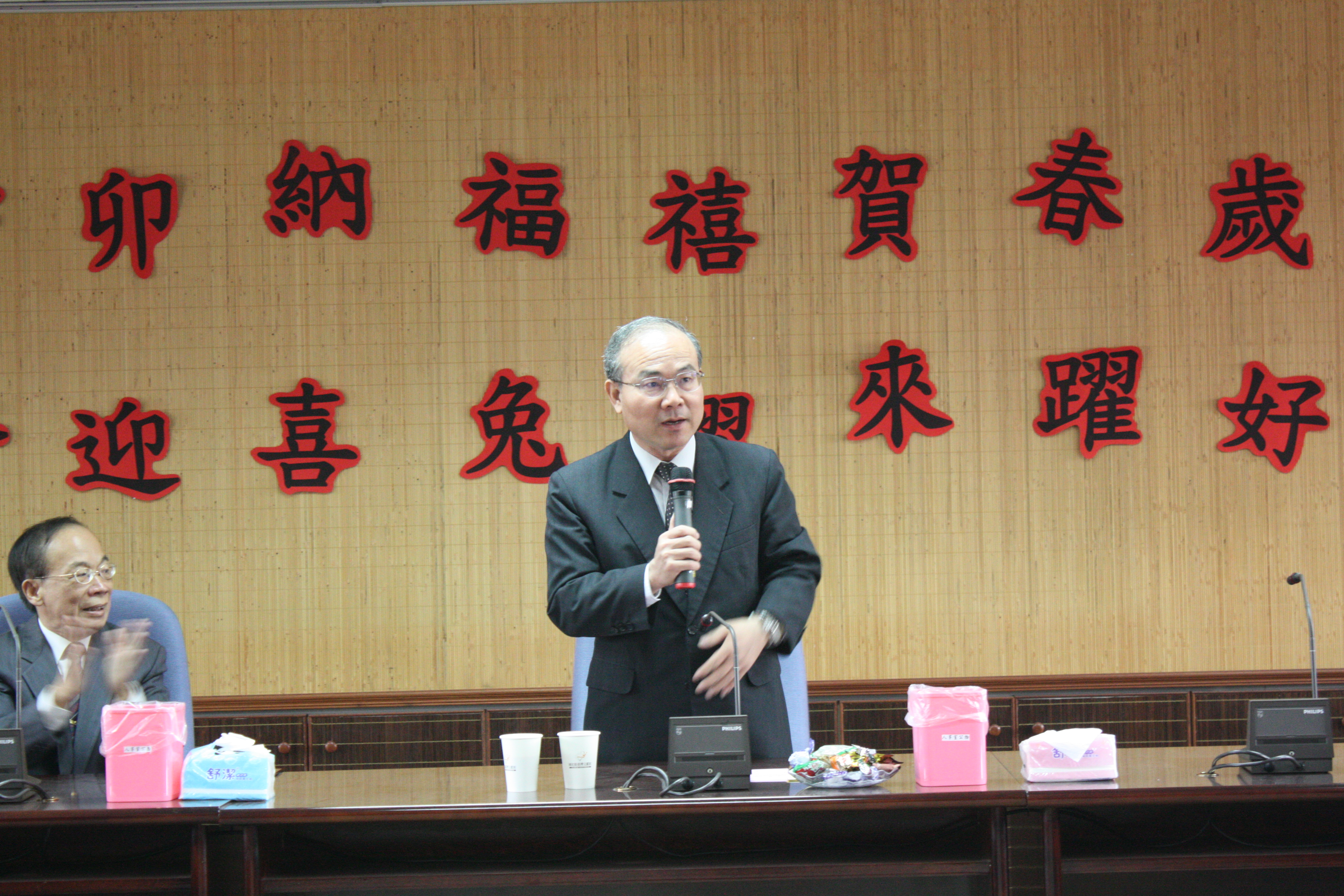 本館新春團拜活動，館長致詞勉勵同仁以「迎向百年、追求卓越」為目標