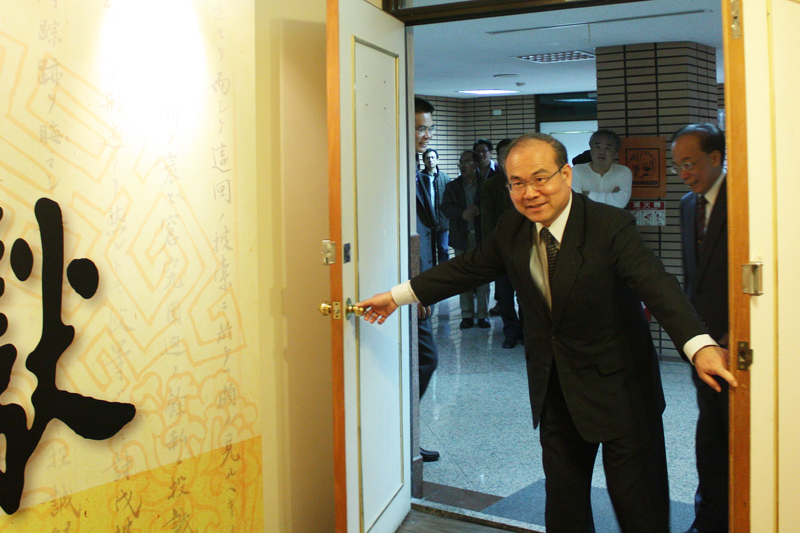 林館長金田帶領本館同仁參觀館史室