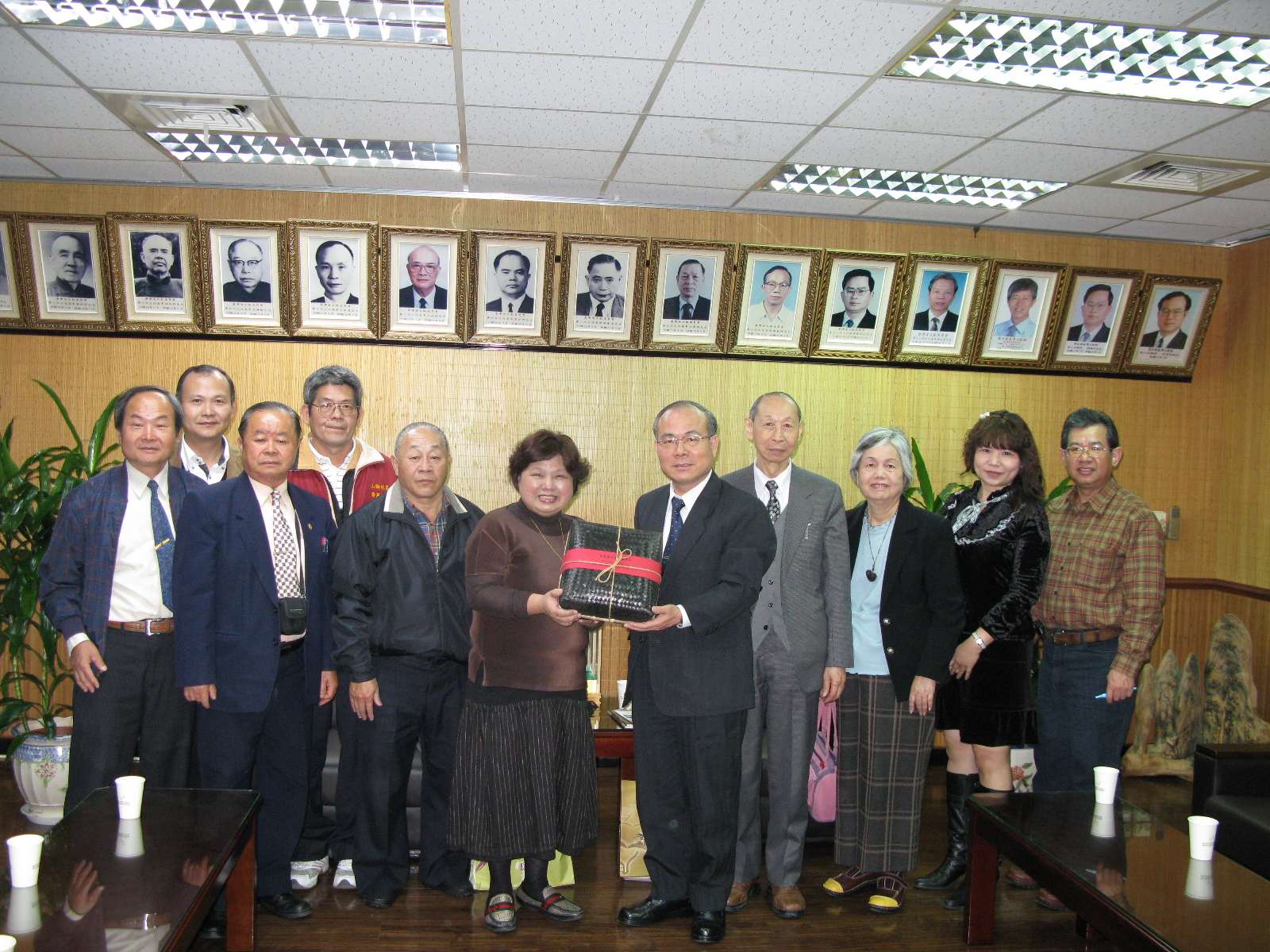 林館長金田（中）與南投縣民俗文物學會蕭理事長喜芬、理監事及陳總幹事高明等合影