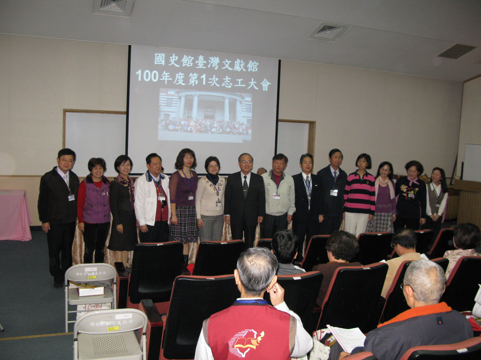 本館林館長金田(左7)與99年度新進志工合照