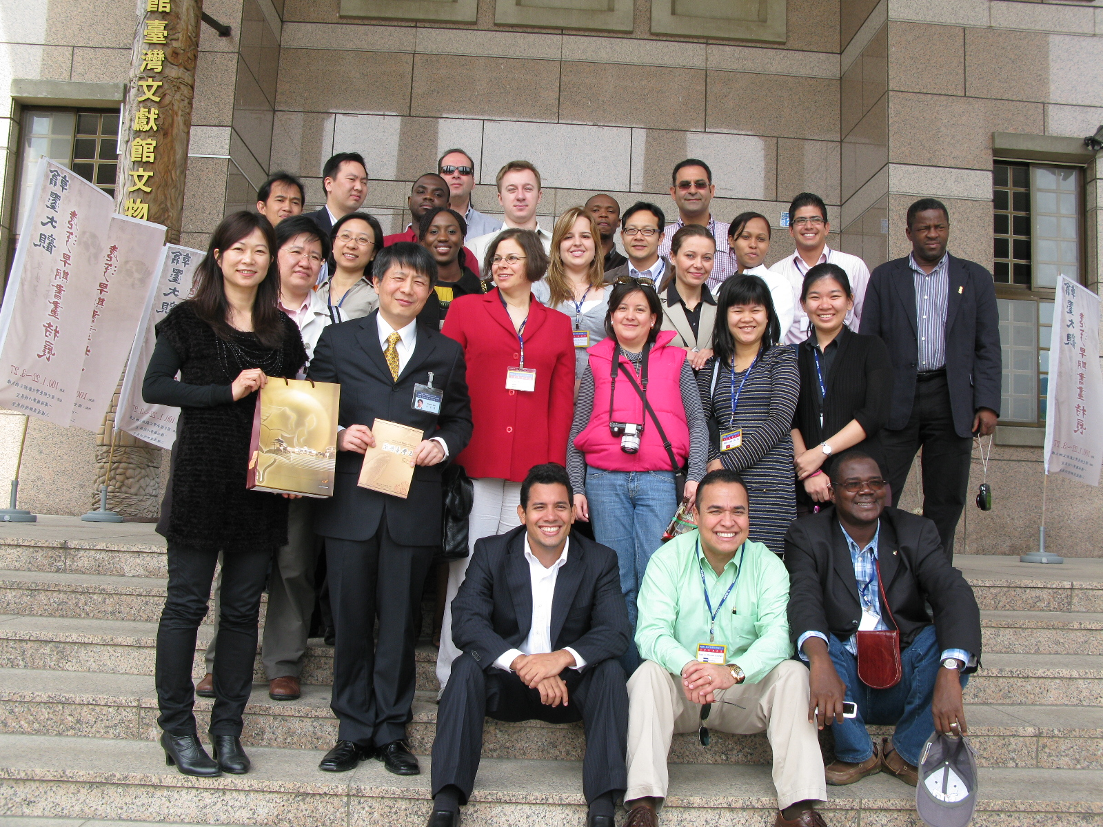 本館歐副館長素瑛(左1)贈送參訪團領隊李專員芳男(左2)本館出版品及合照