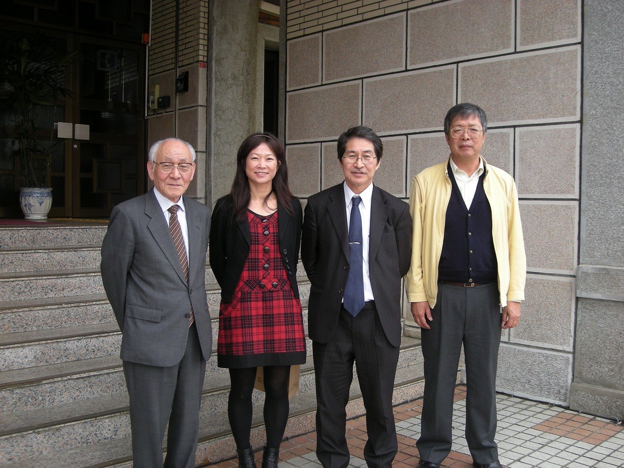 本館歐副館長素瑛(左二)與日本國立教育政策研究所名譽所員阿部洋教授(左一)合影