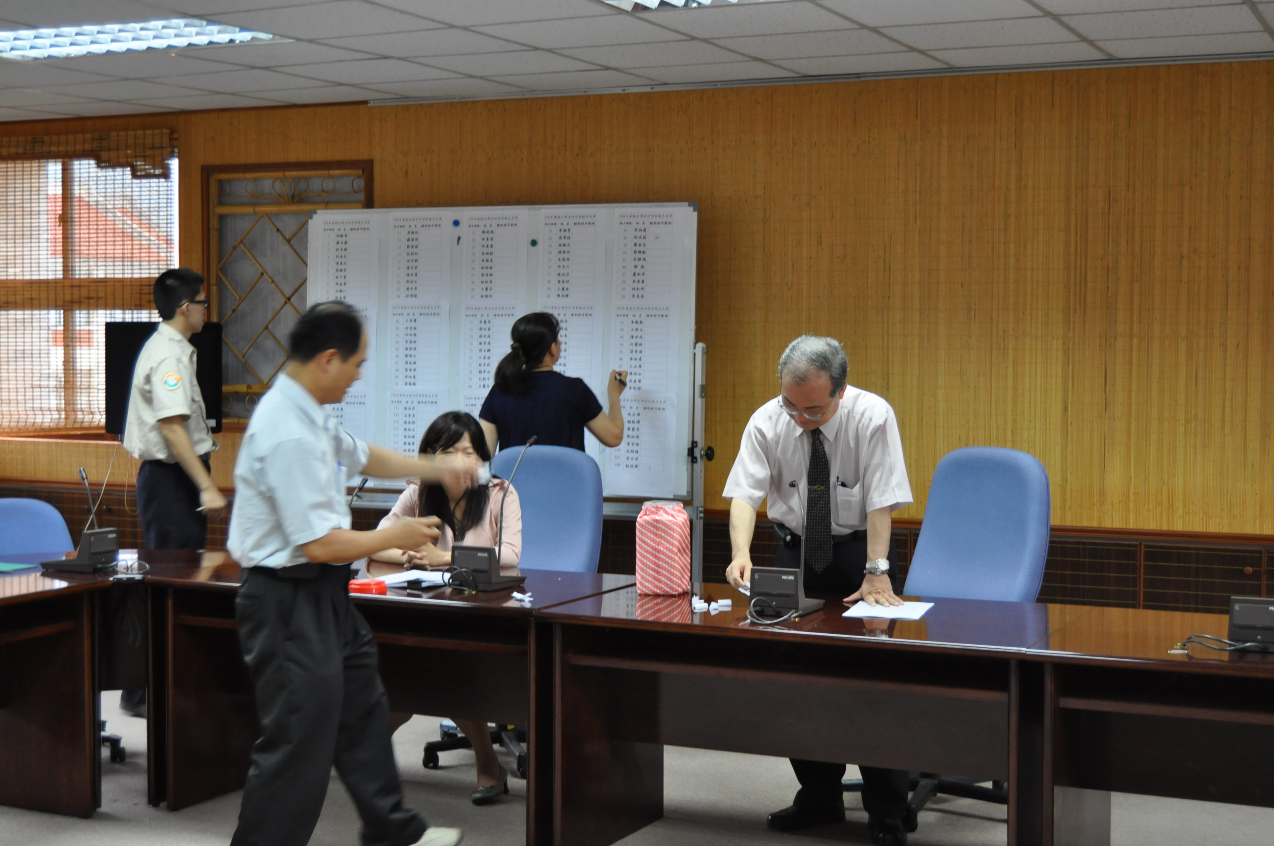 林館長金田（右）抽籤