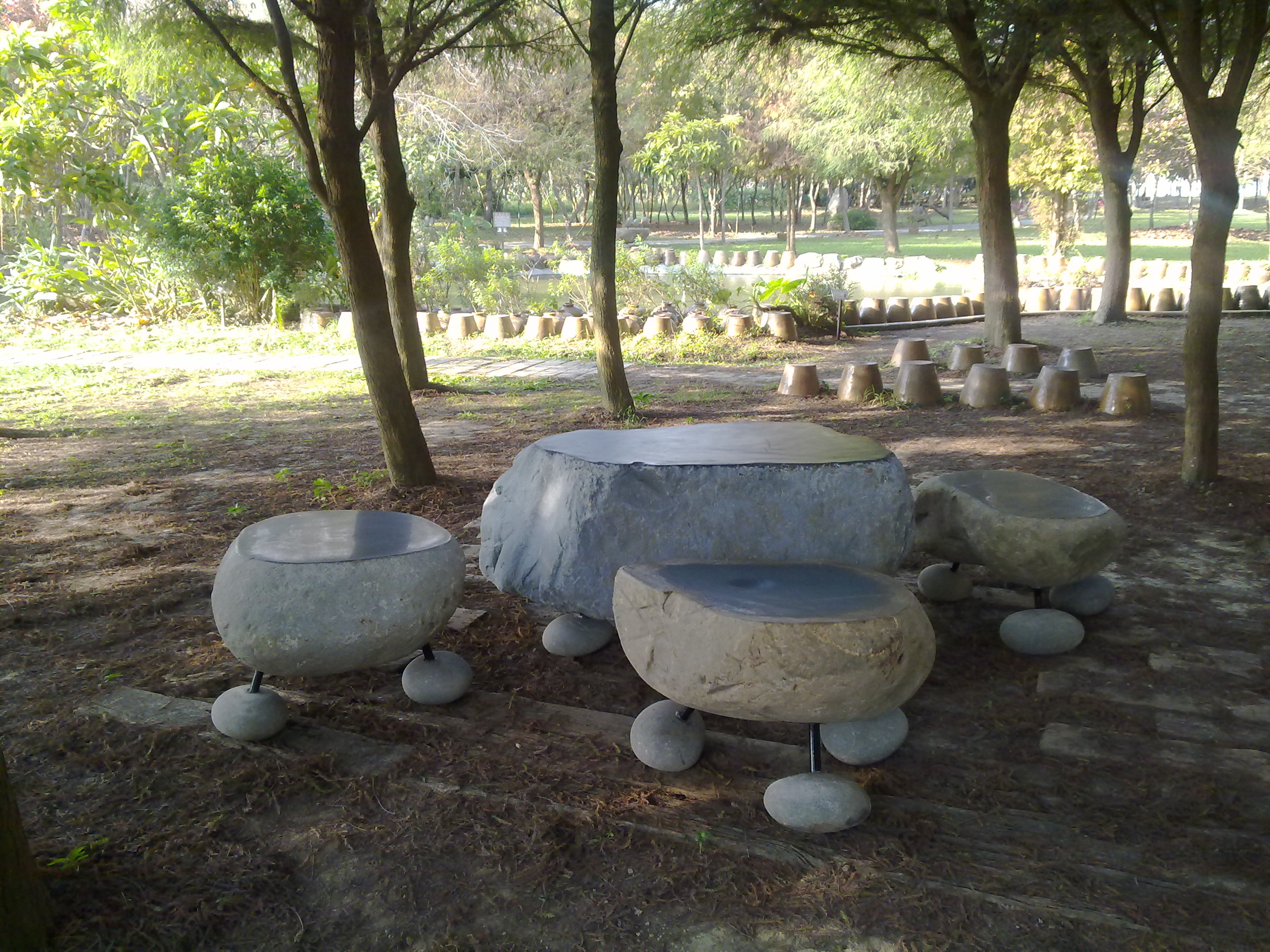 本館園區新設石桌椅組