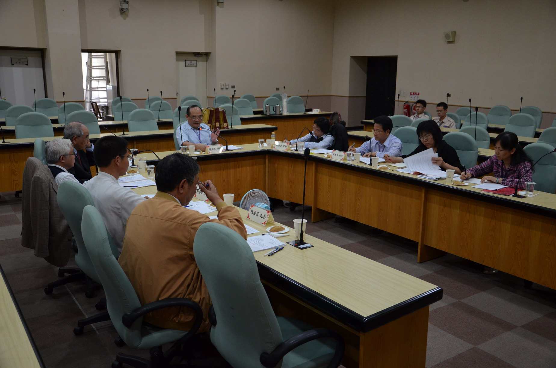 本館張館長鴻銘主持徵稿審查