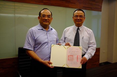 本館張館長鴻銘(左)與國立臺灣博物館蕭館長宗煌(右)完成續簽姊妹館協議書