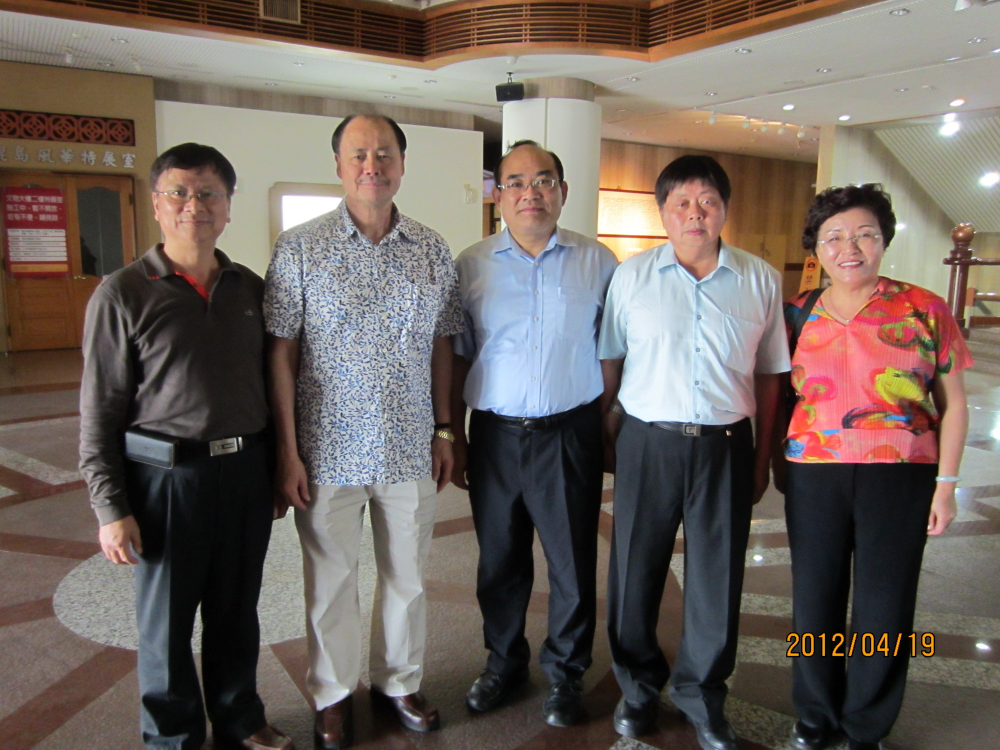 楊專門委員炳輝(左一)陳議員天汶(左二)、本館張館長鴻銘(中)、廖議員述鎮(右二)、邱議員素貞(右一)