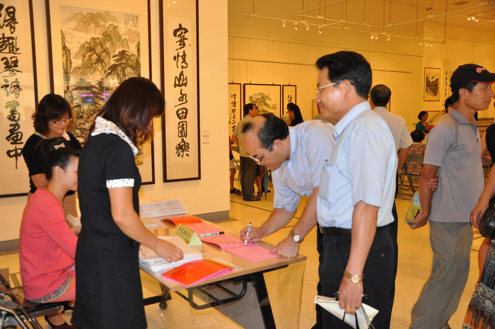 張館長鴻銘(左四)受邀參加柯耀東八十書畫展題名（攝影：黃秋紅）