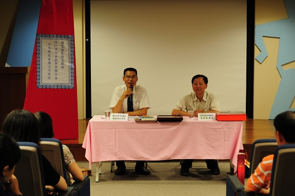 本館劉副館長澤民(左)與參訪團王副主席琰(右)主持交流座談