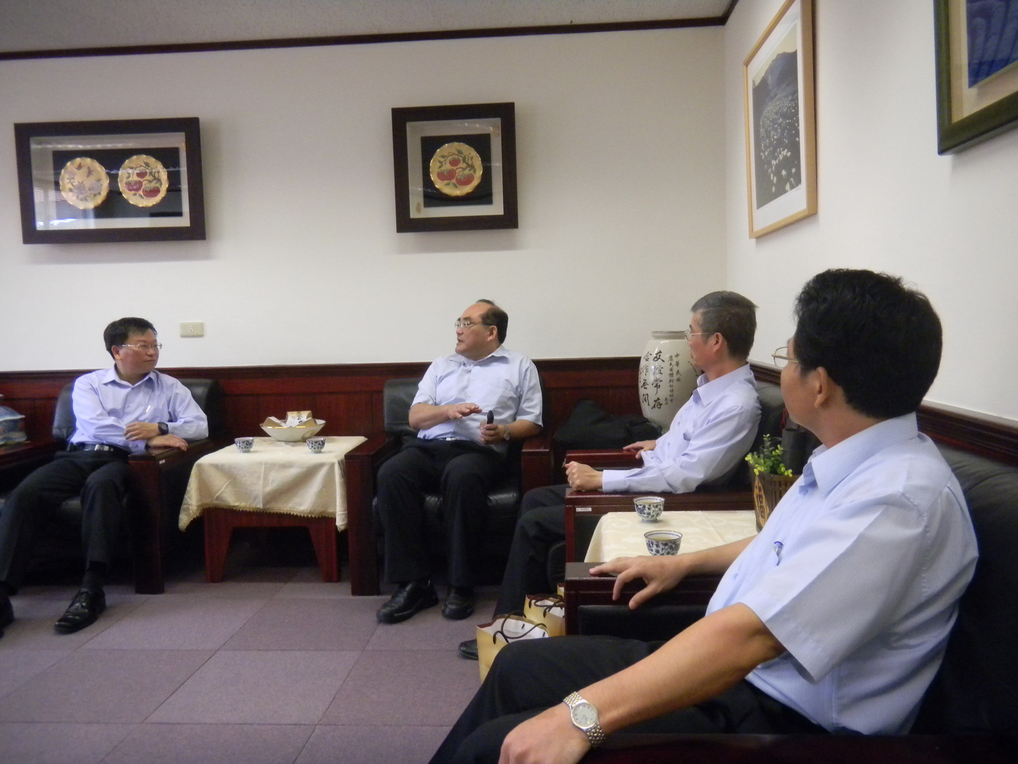 張館長鴻銘(左二)拜會農民團體幹部聯合訓練協會王秘書長志文(左一)