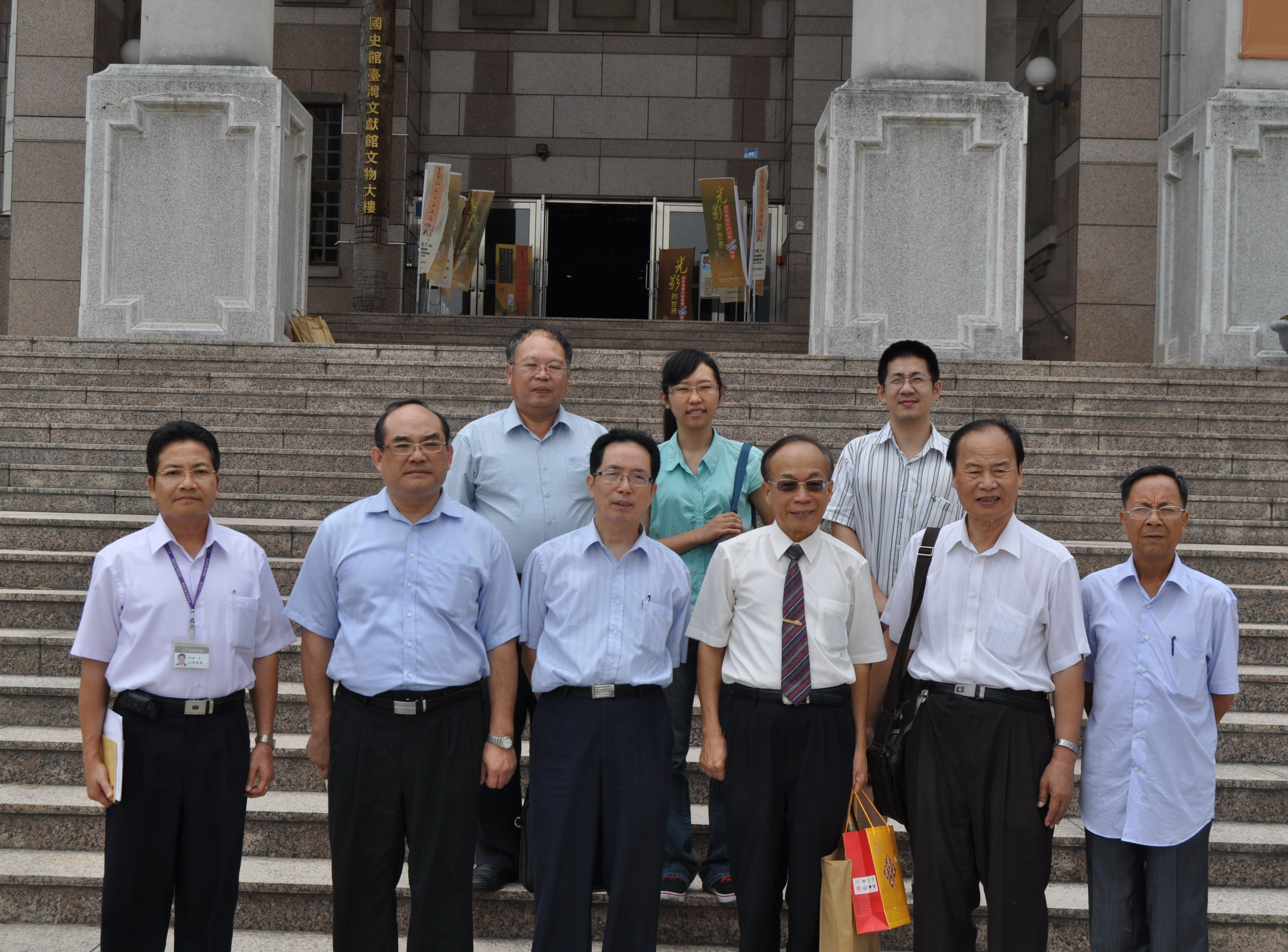 張館長鴻銘(左2)與參訪團合影
