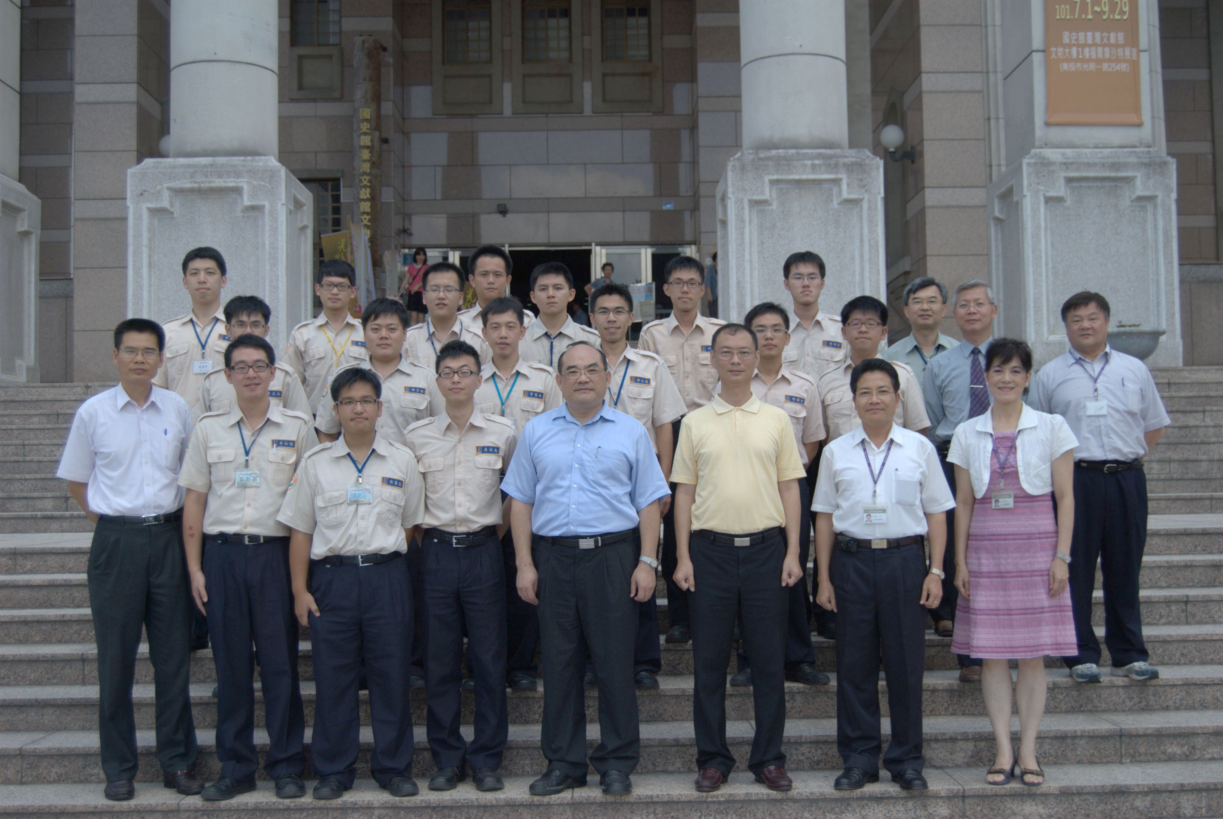 全體役男與館長及各級主管拍照留念