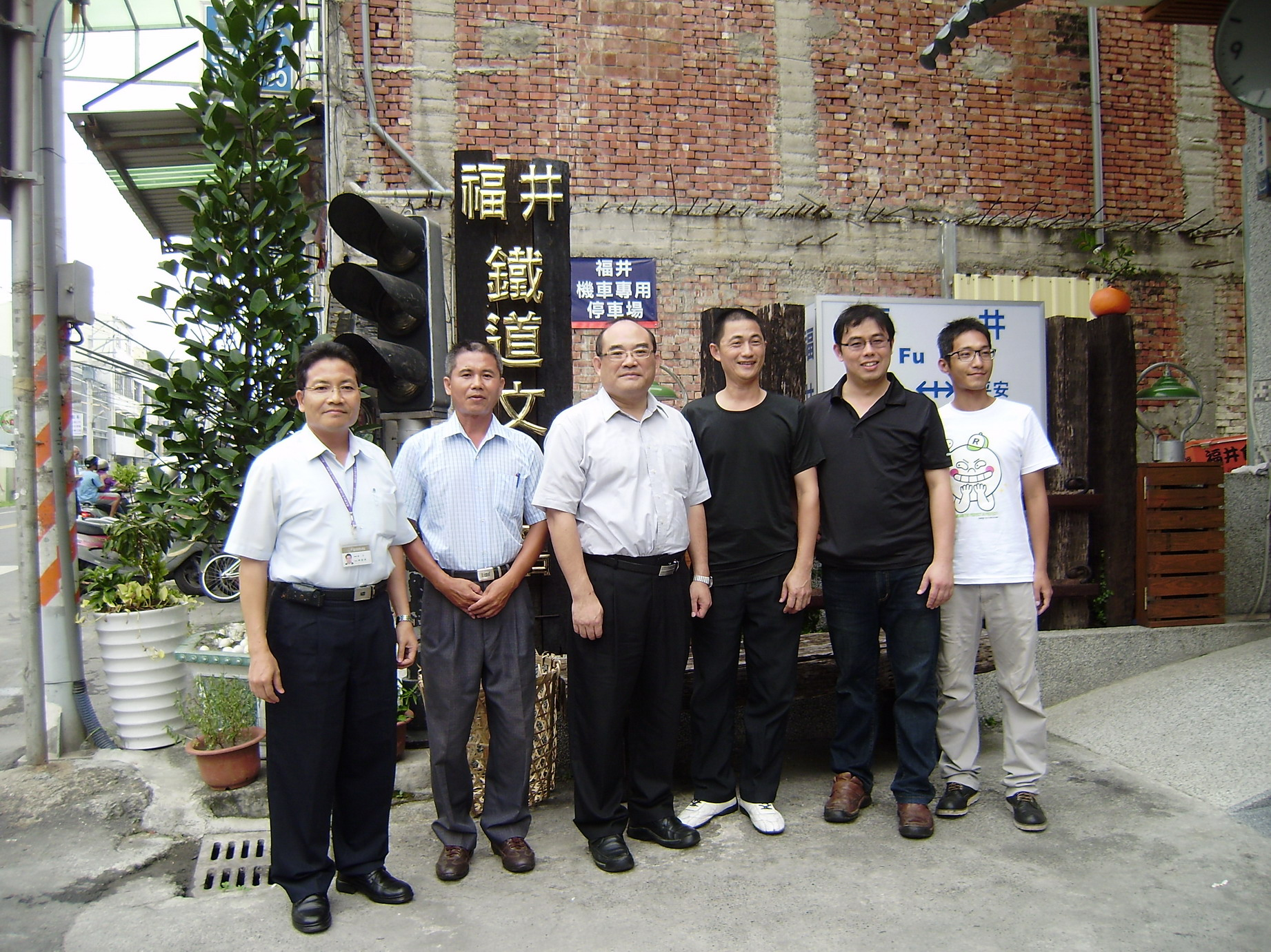 張館長鴻銘（左三）拜訪鐵道文物達人陳朝強（右二）