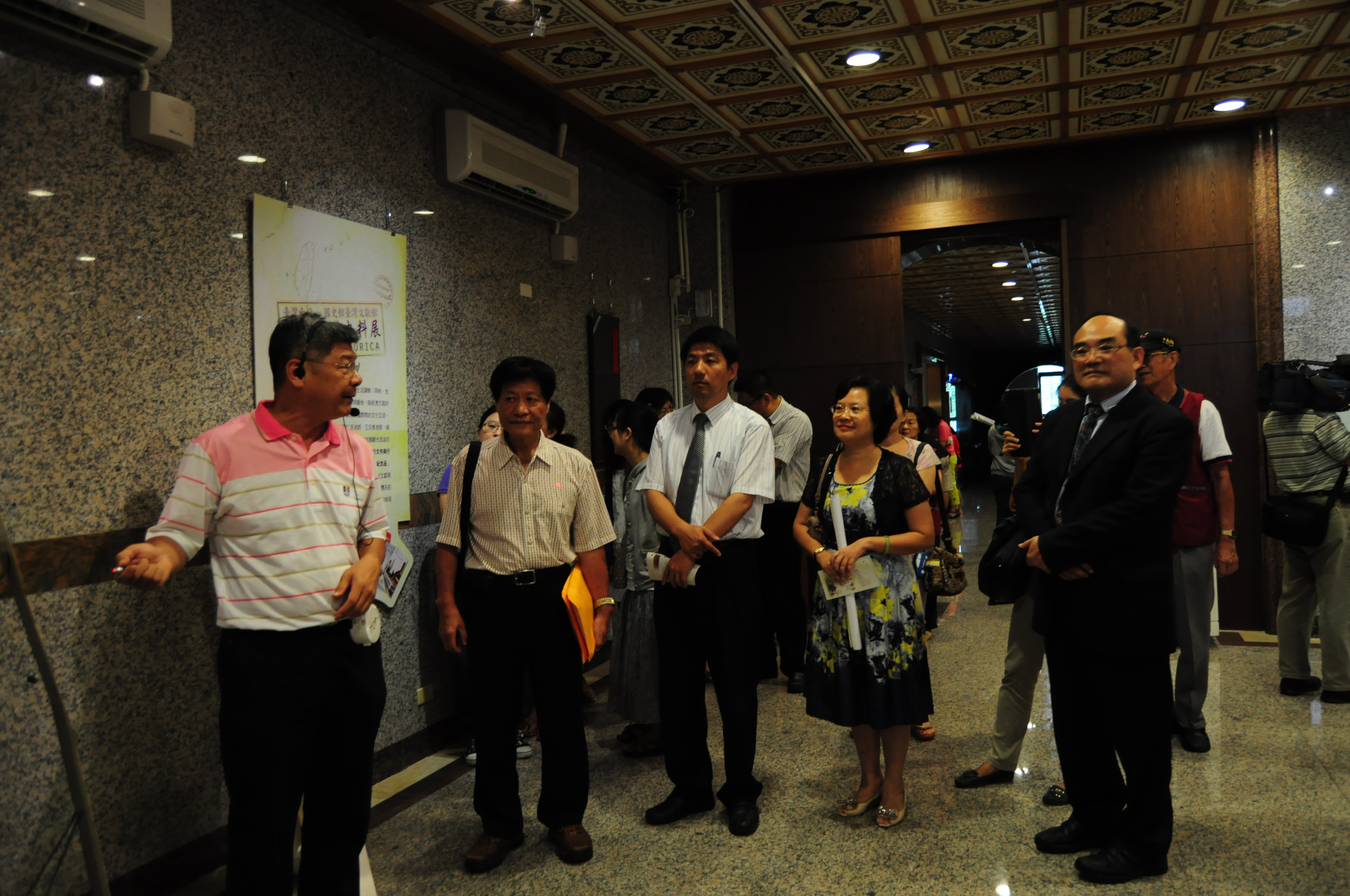 展件提供人劉仁民老師(左)親自導覽參觀