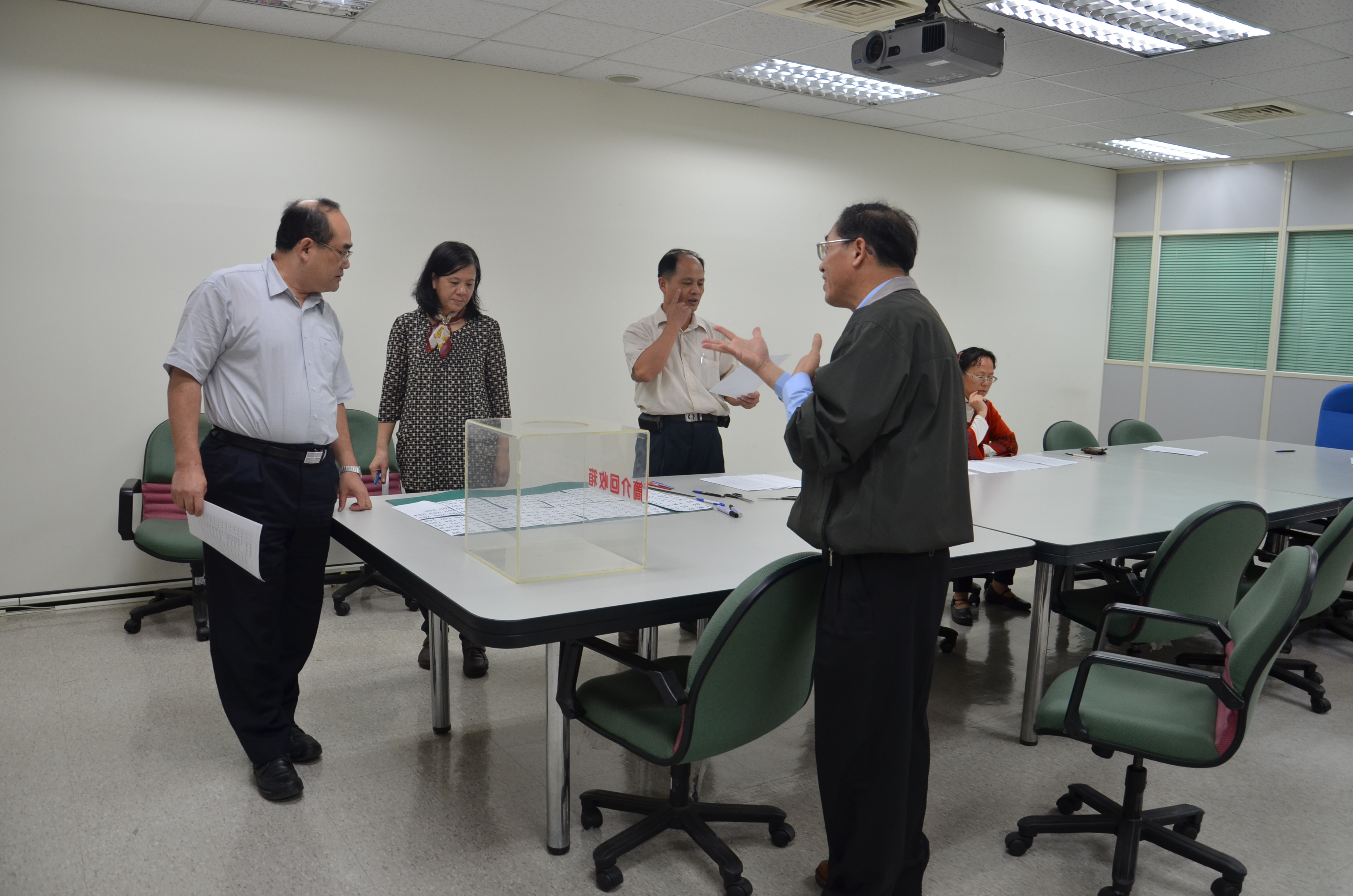 本館黃組長宏森向張館長鴻銘講解抽籤程序