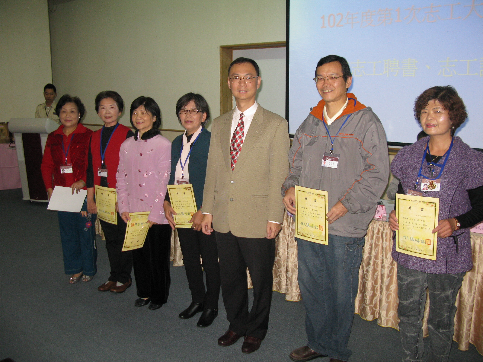 本館王主任秘書希智頒發志工聘書及志工證予志工代表