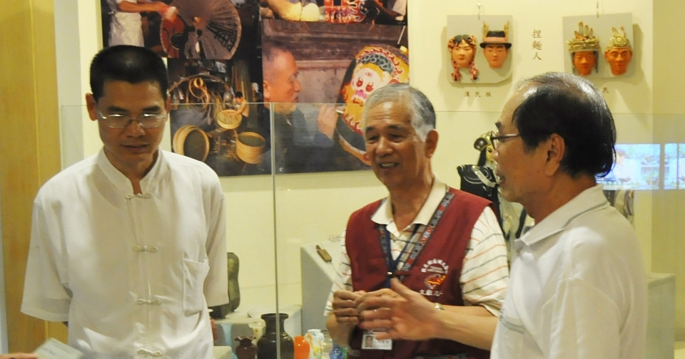 陳萬能先生（右）蒞館回顧舊作，本館劉澤民副館長（左）接待。中為本館資深志工張慶龍先生。