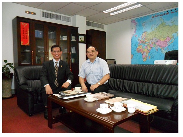 張鴻銘館長（右）拜會外交部黃聯昇處長（左）洽商契書複製本捐贈事宜