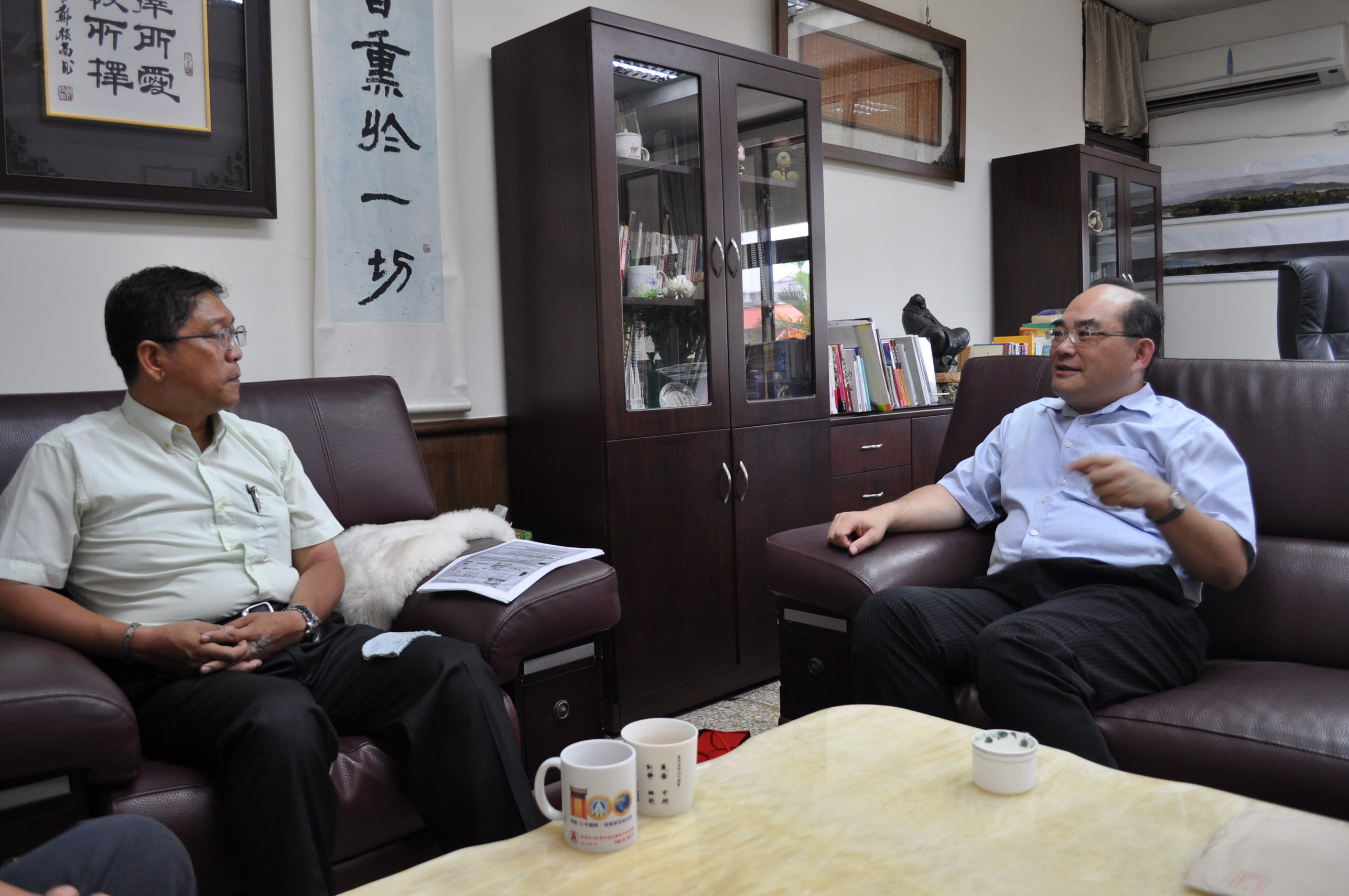 張鴻銘館長(右)至臺中女中拜會戴旭璋校長