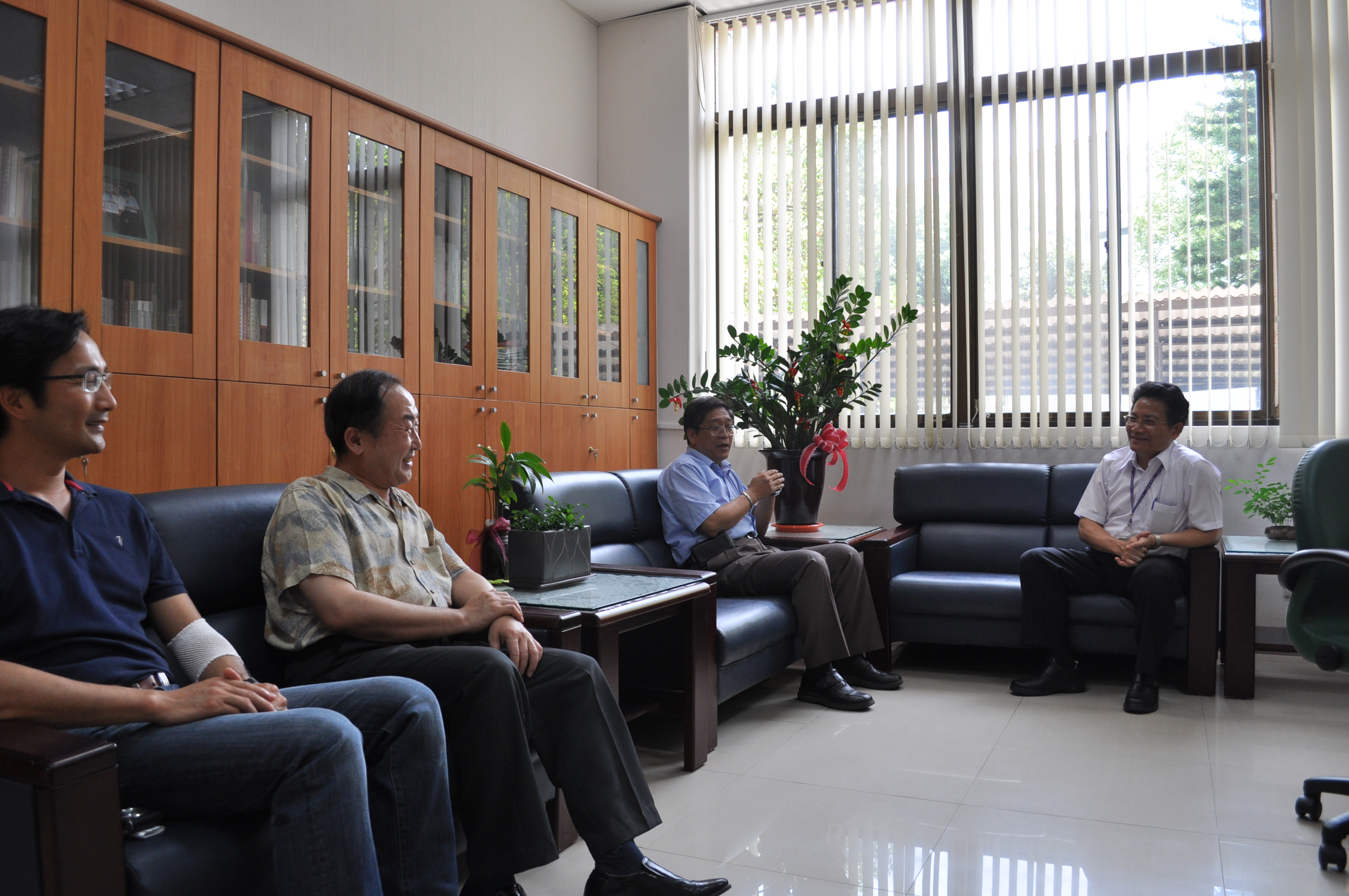 國立臺中女中戴旭璋校長(左三)偕同主管蒞館參訪，本館整理組林明洲組長接待(右一)