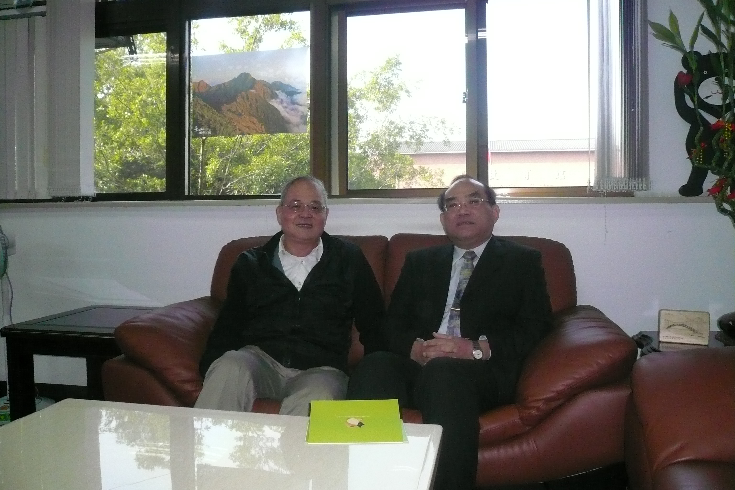 圖1：張鴻銘館長（右）拜訪方國運主任（左）