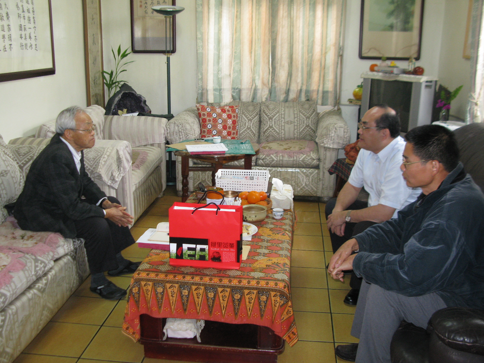 圖1:本館張鴻銘館長（右2）與陳運棟先生（左1）商談合作複製帳簿事宜