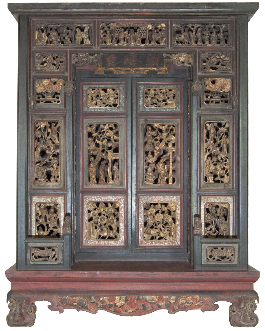 圖1:圓嶠堂公媽龕 / 用途：奉祀祖先牌位 / 技法：仿門廳形制，花窗透雕、安金箔