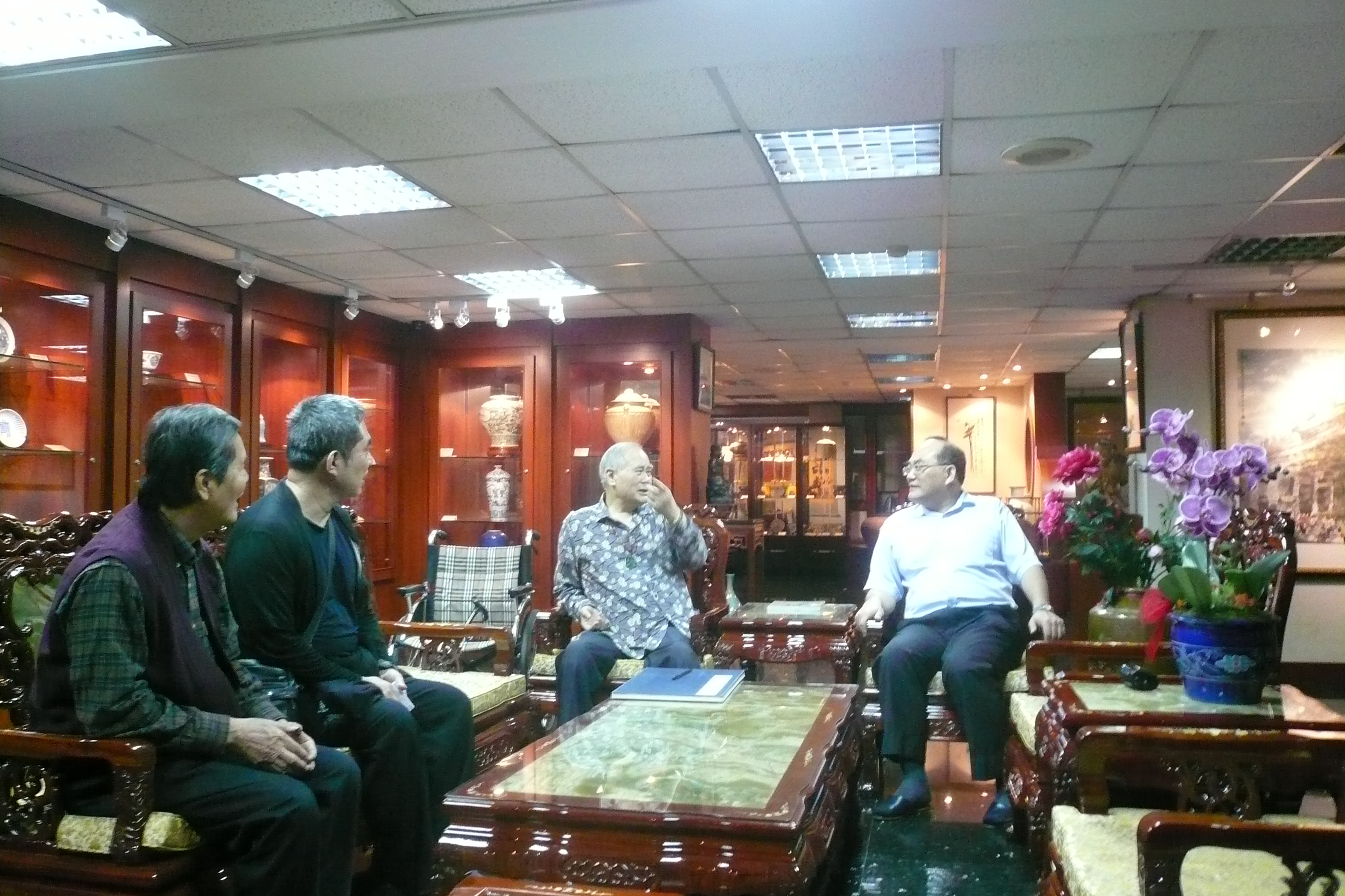 圖1：張鴻銘館長（右）拜訪洪錫銘理事長（中）黃朝棟老師作陪（左一）