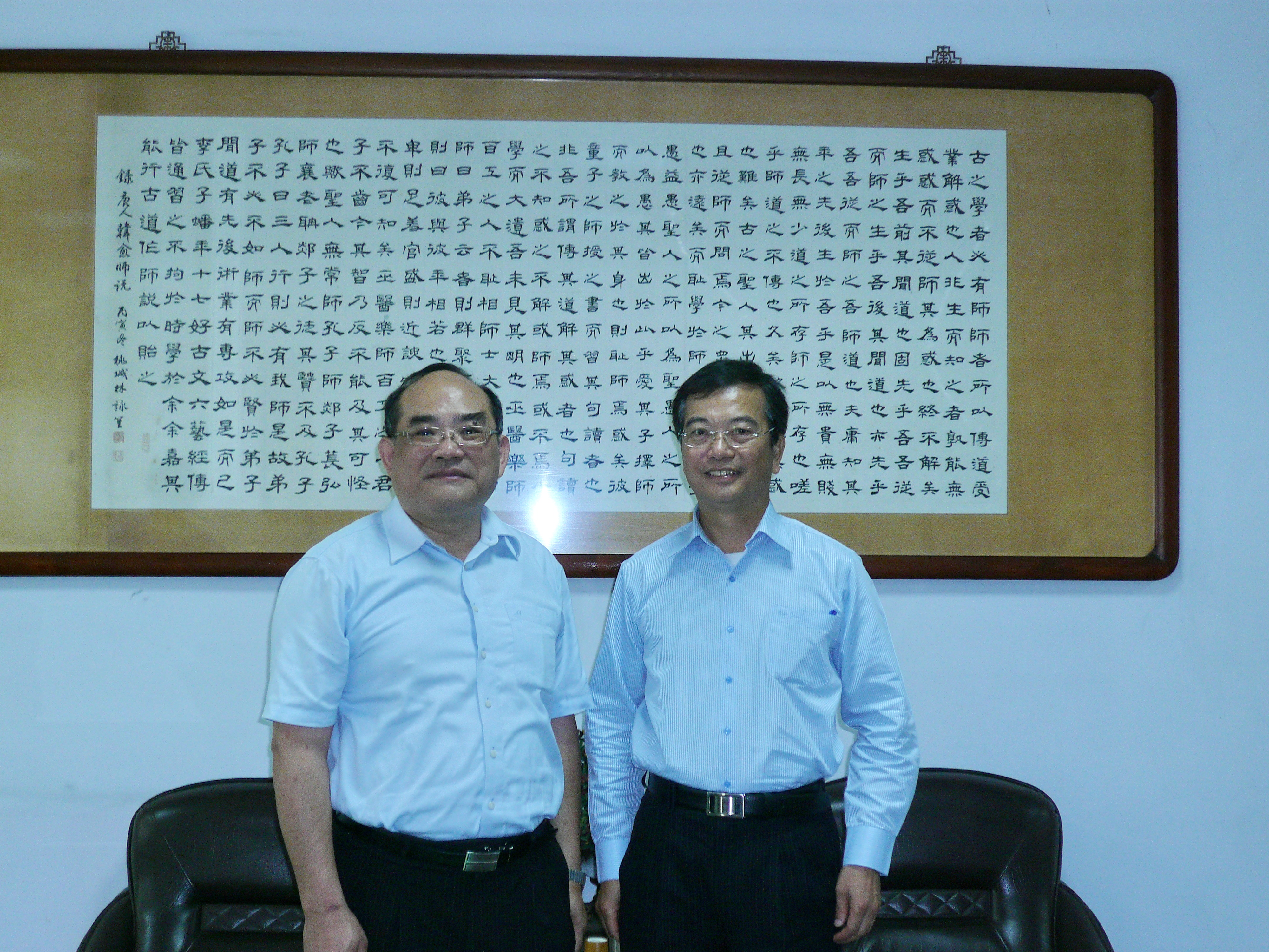 許焴楨校長（右）與本館張鴻銘館長合影