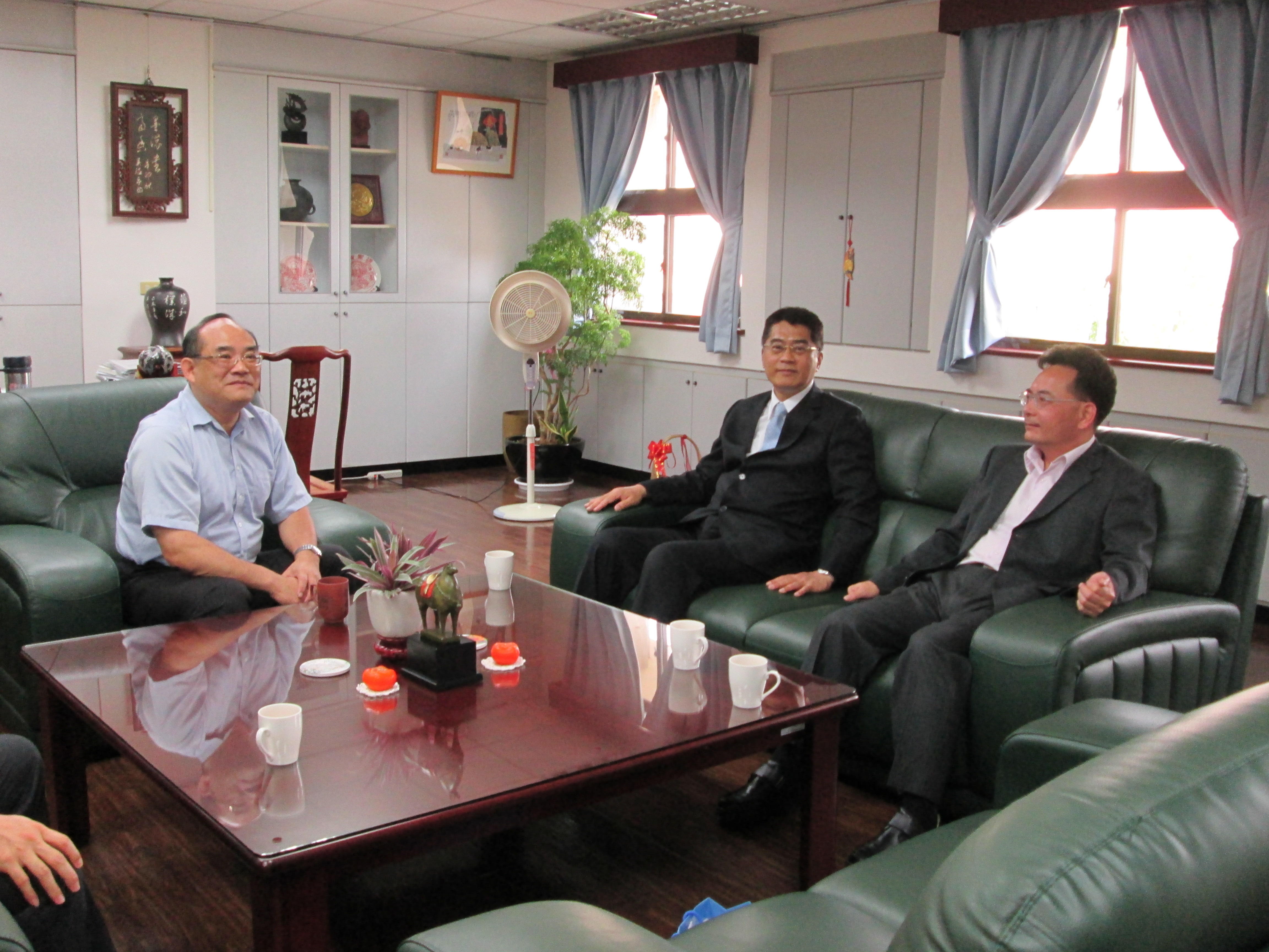 圖1：張鴻銘館長（左）親自接待，賈鴻奎主任（中）陳錫欽副主任（右）等蒞訪相談甚歡