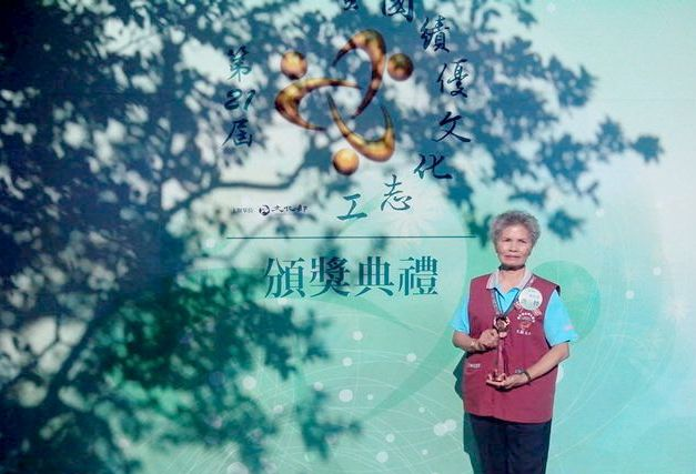 圖1.本館獲獎志工洪枰女士