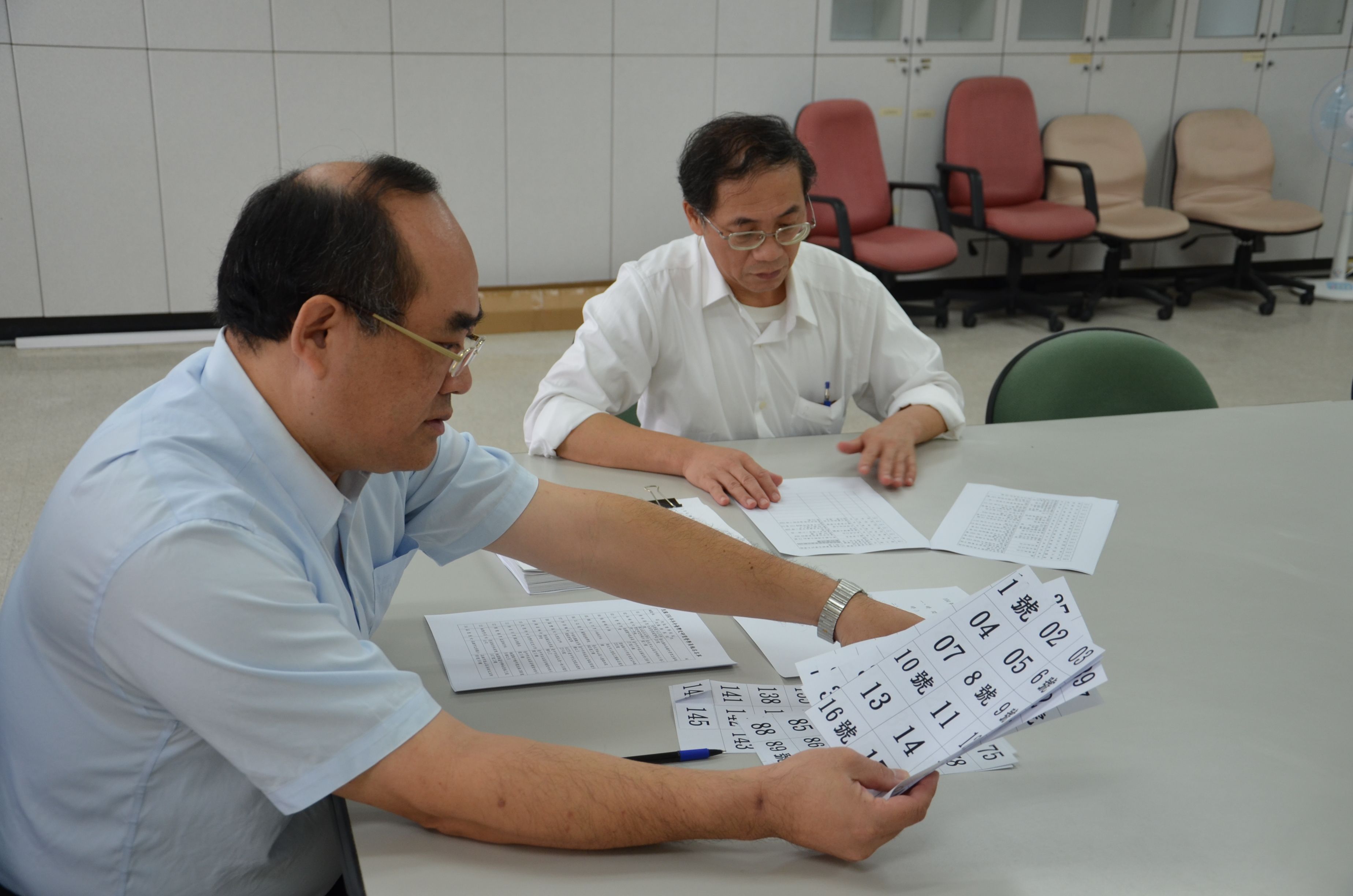 圖1：抽籤前由張鴻銘館長檢查核對號碼完整性