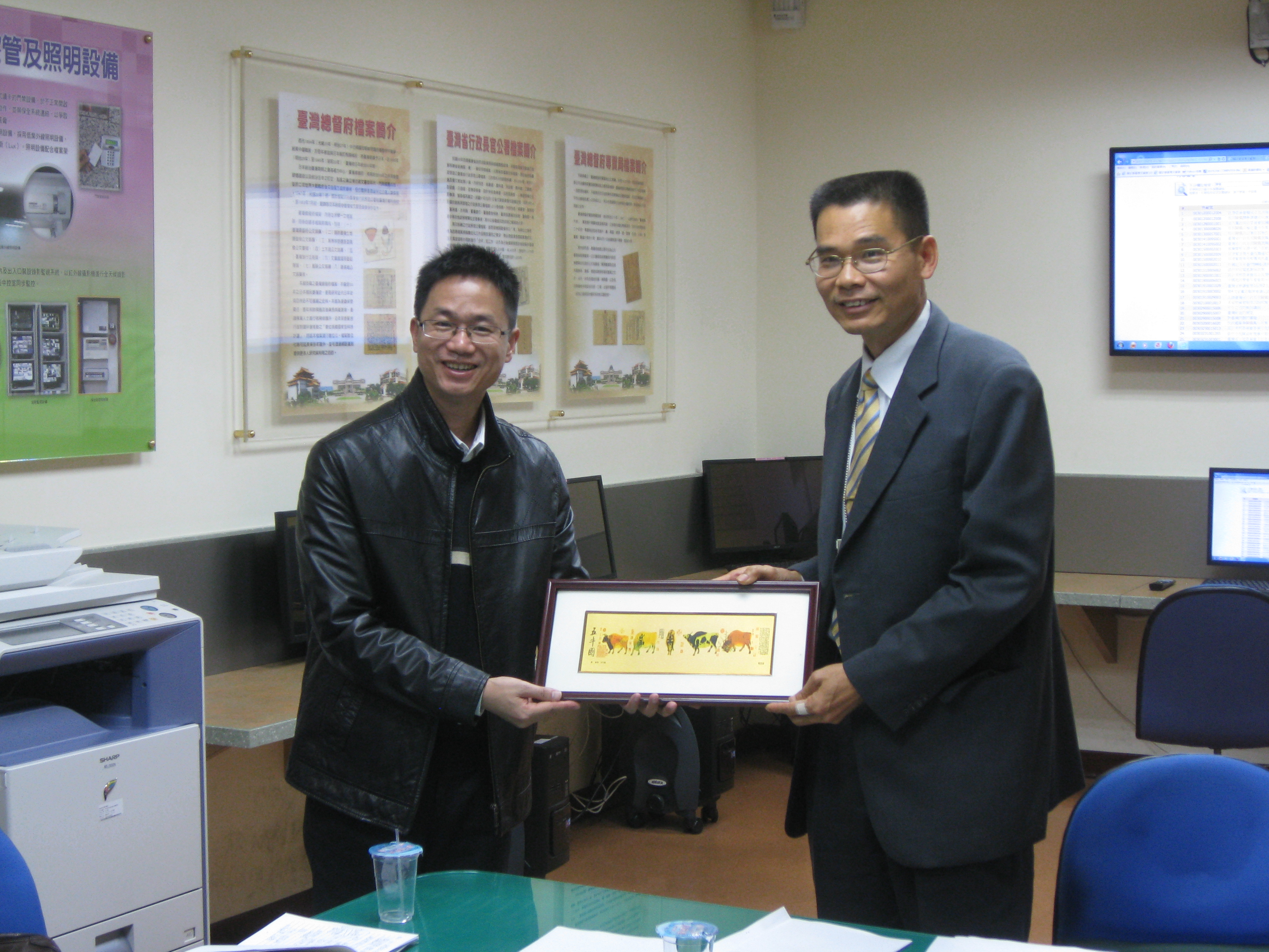 圖1.本館劉澤民副館長(右)與參訪團互贈紀念品