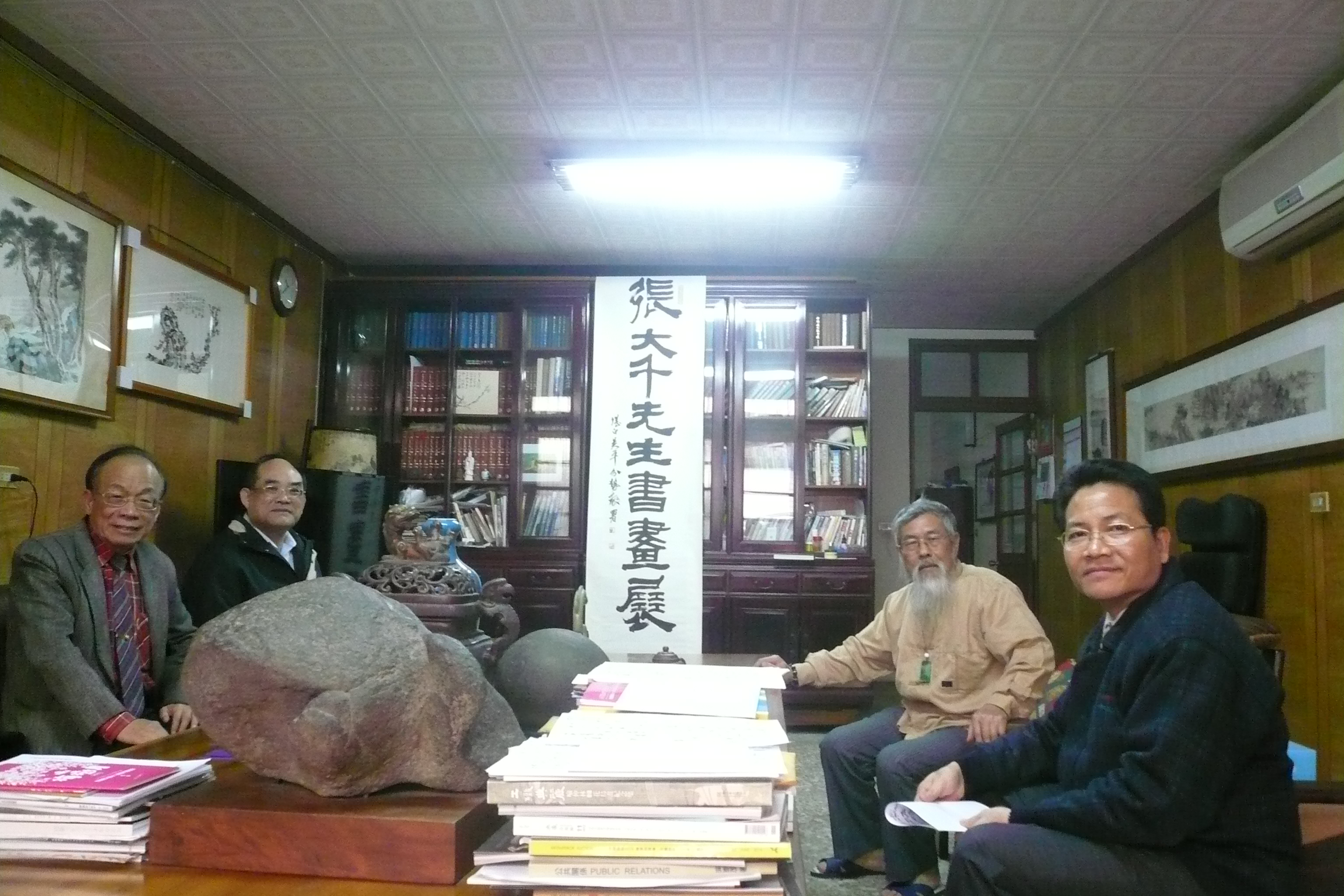 圖一.張鴻銘館長（左二）、簡榮聰前主委（左一）拜訪黃智茂老師（右二）相見甚歡