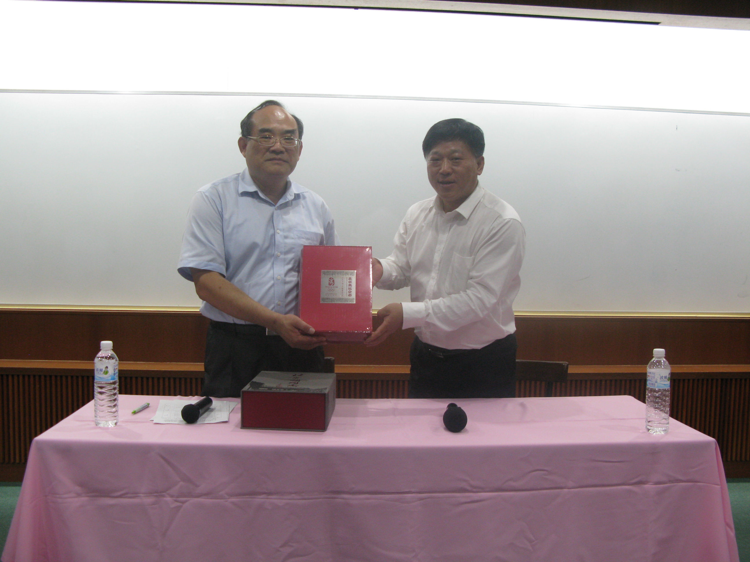 圖三、本館張鴻銘館長與參訪團交流出版品